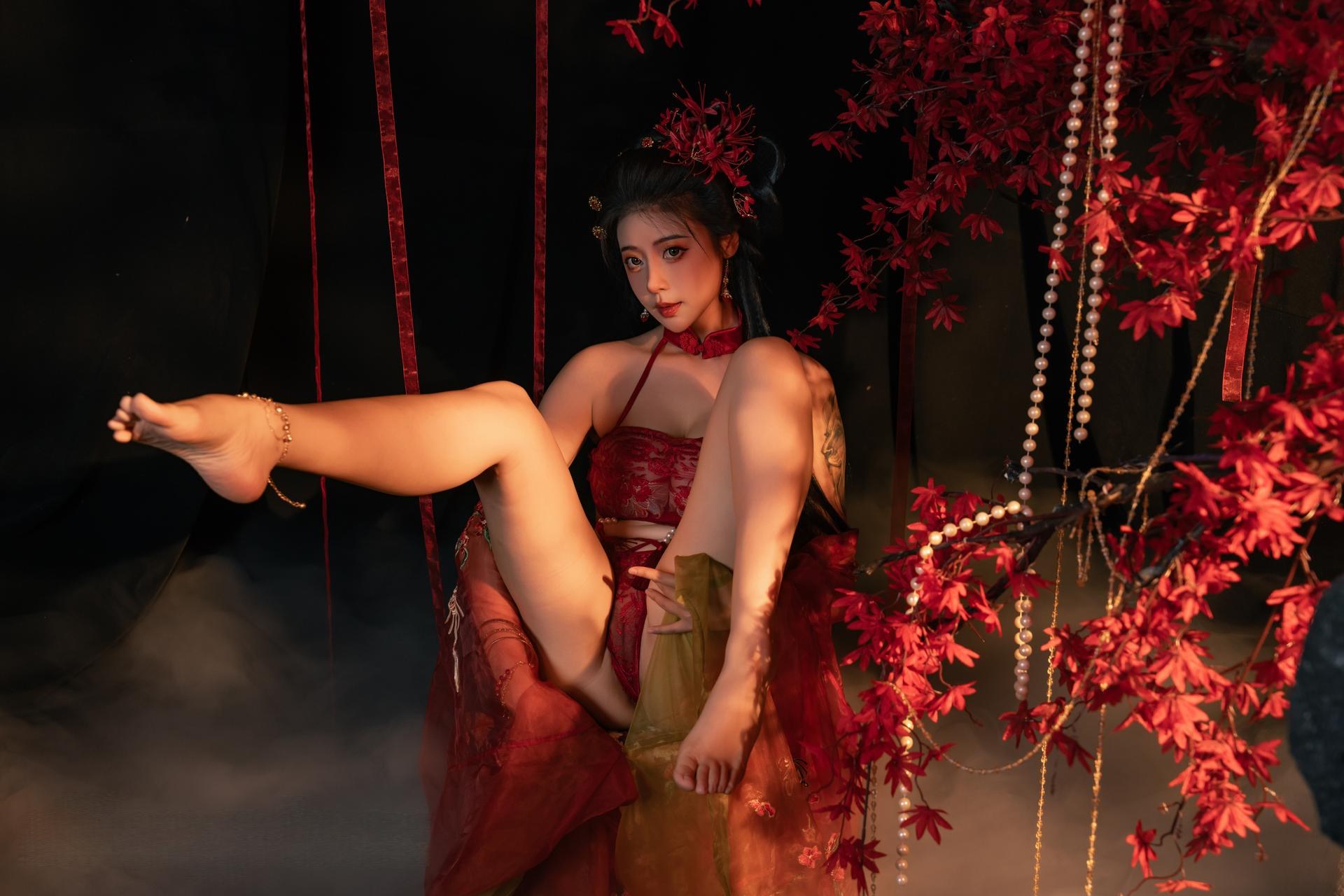 [私房] 奈汐酱nice - Lưu Đan: nội y phong cách cổ phong dây đỏ, bối cảnh hoa bóng, ảnh khổ lớn 85P
