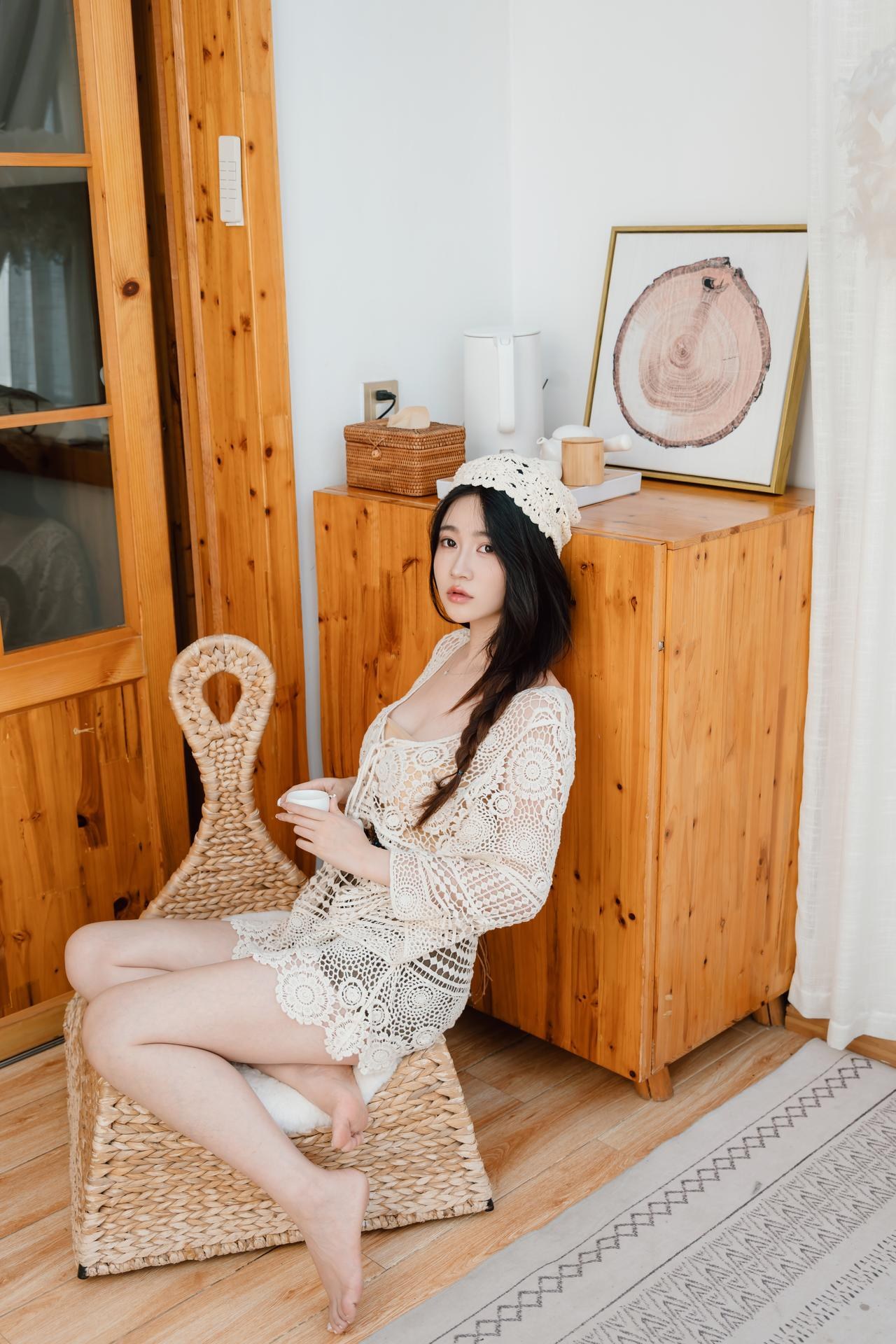[私房] 年年Nnian - Mộc cẩm hoa: ren màu kem trắng chụp riêng tại nhà gỗ khoe ngực đẹp khoe chân dài 83P