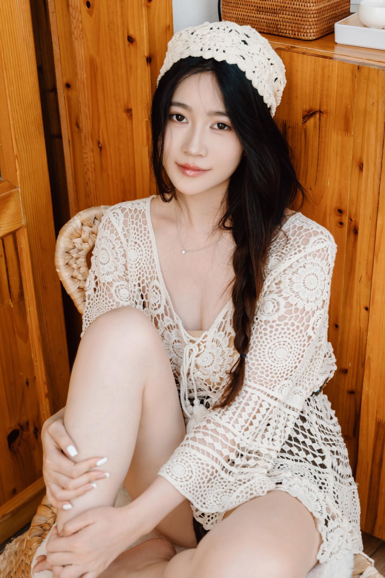 [私房] 年年Nnian - Mộc cẩm hoa: ren màu kem trắng chụp riêng tại nhà gỗ khoe ngực đẹp khoe chân dài 83P