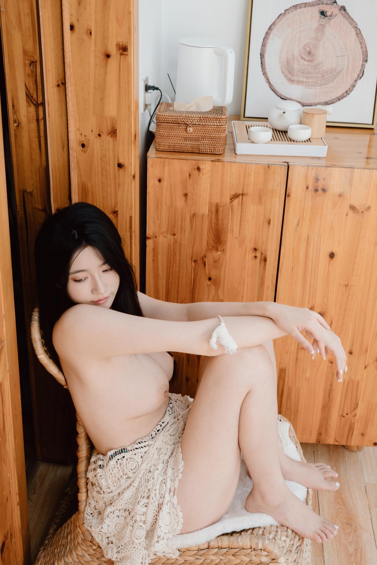 [Private Collection] Nnian - Hibiscus Flower: Off-White Lace Private Collection Wood House Beauty, Bust and Legs 83P