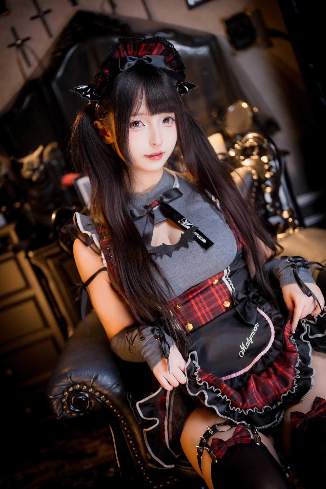 [私房] 神楽坂真冬 - ปีศาจน้อยแห่งฤดูหนาว: ชุดเมดปีศาจสีดำแดง ถุงน่องสีดำ ขาเรียวสวย 75P2V