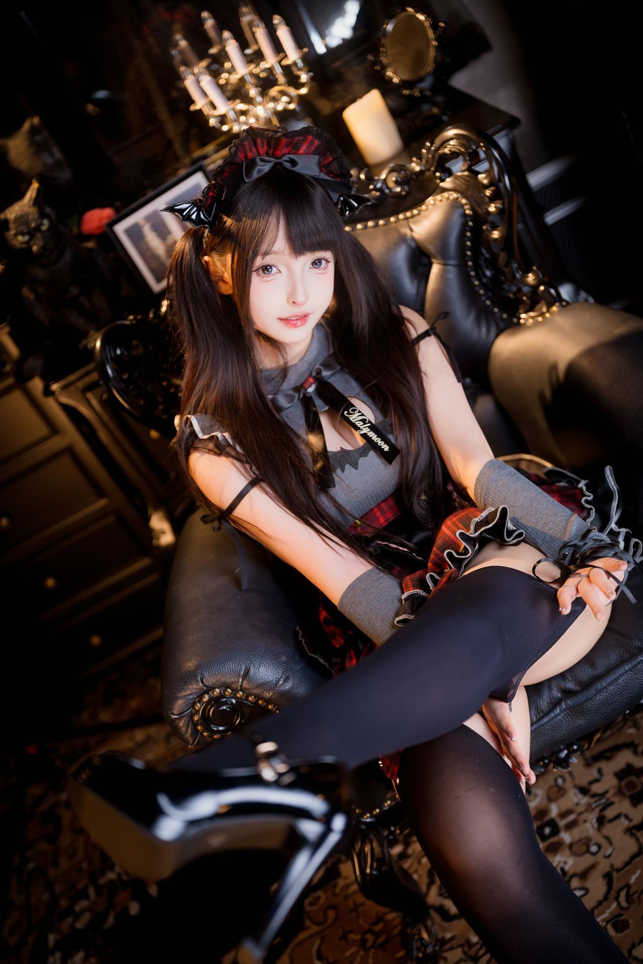 [私房] 神楽坂真冬 - ปีศาจน้อยแห่งฤดูหนาว: ชุดเมดปีศาจสีดำแดง ถุงน่องสีดำ ขาเรียวสวย 75P2V