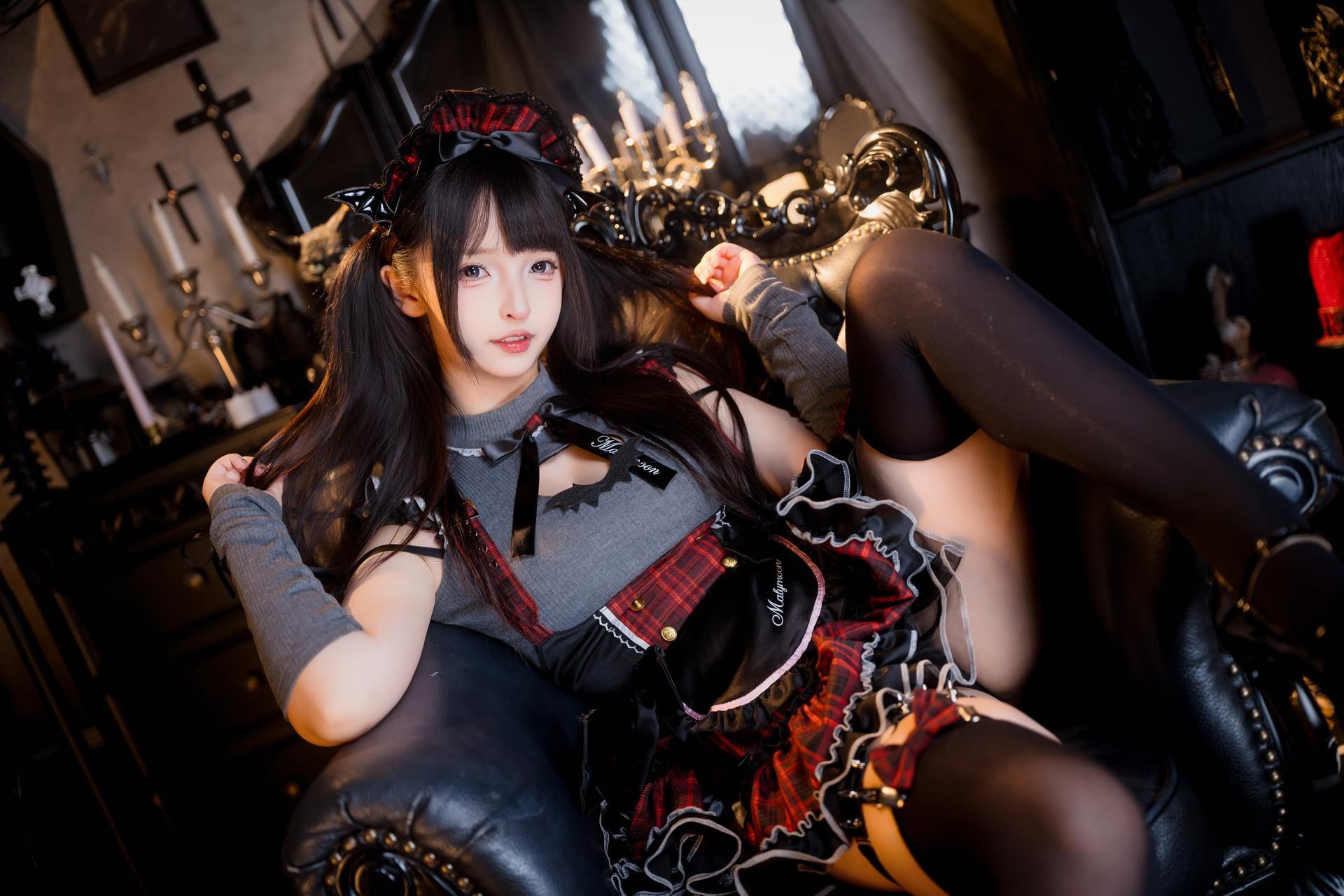 [私房] 神楽坂真冬 - ปีศาจน้อยแห่งฤดูหนาว: ชุดเมดปีศาจสีดำแดง ถุงน่องสีดำ ขาเรียวสวย 75P2V