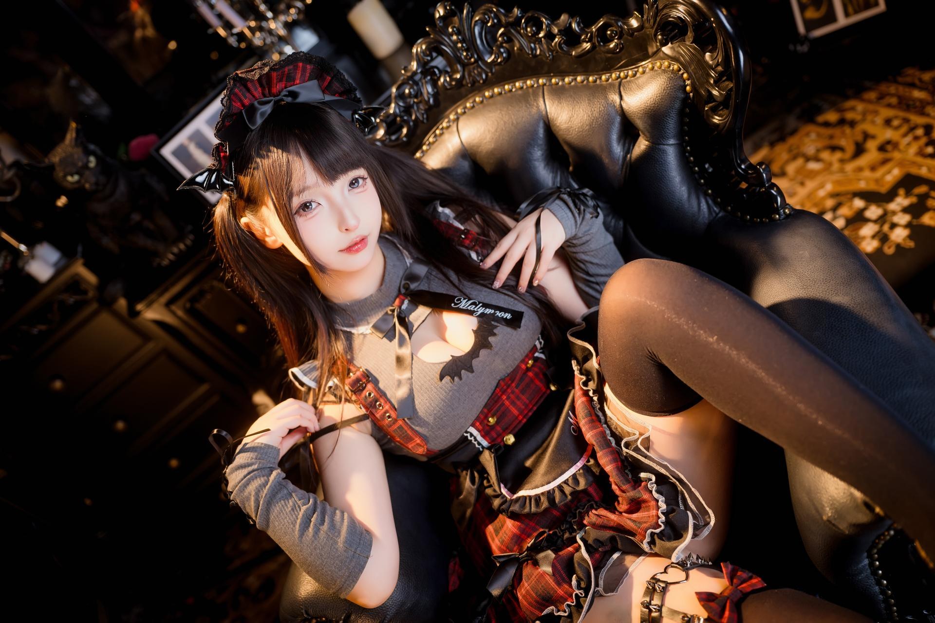 [私房] 神楽坂真冬 - ปีศาจน้อยแห่งฤดูหนาว: ชุดเมดปีศาจสีดำแดง ถุงน่องสีดำ ขาเรียวสวย 75P2V