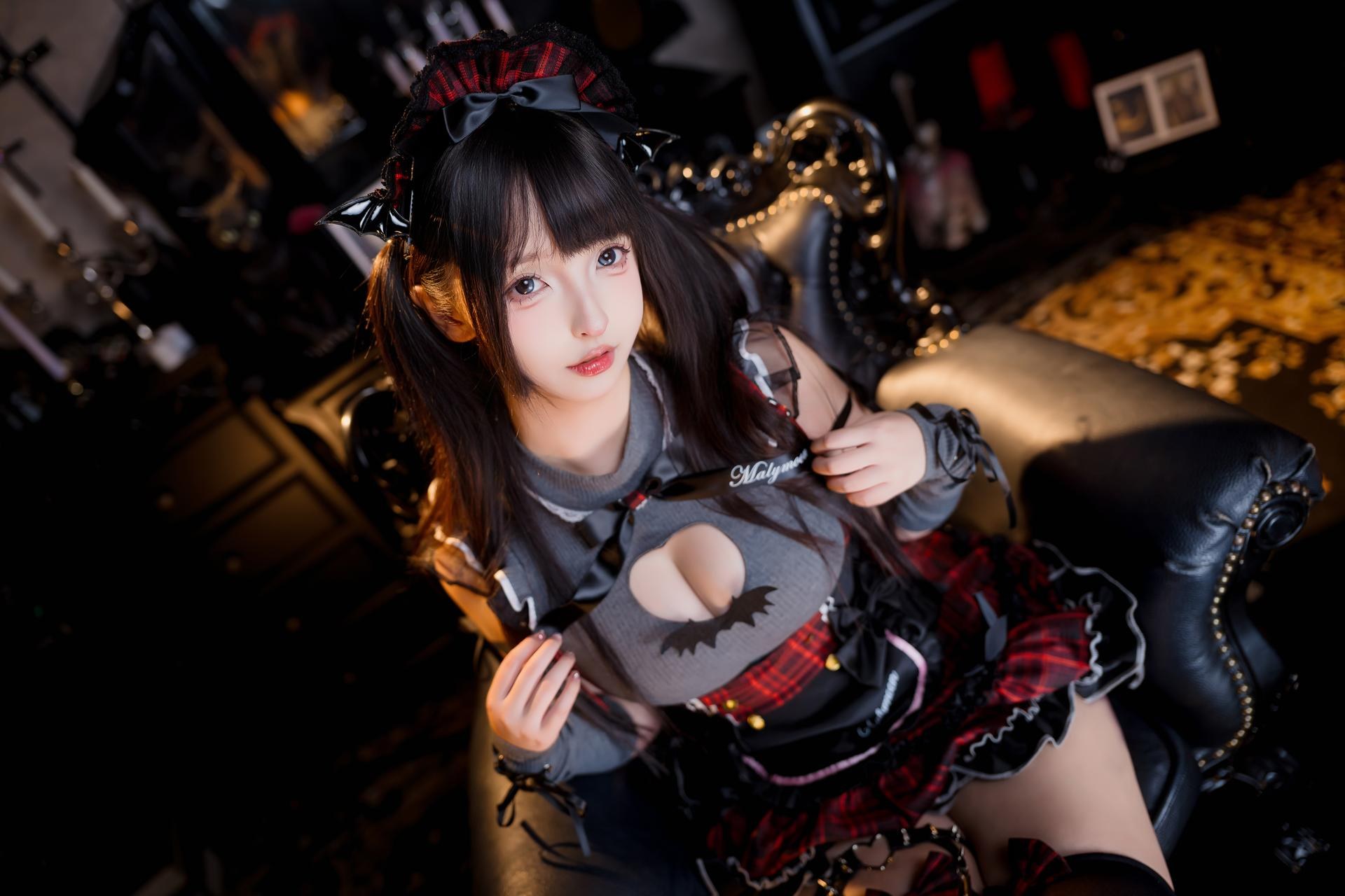 [私房] 神楽坂真冬 - 冬之小恶魔：黑红恶魔女仆装 黑丝美腿 75P2V