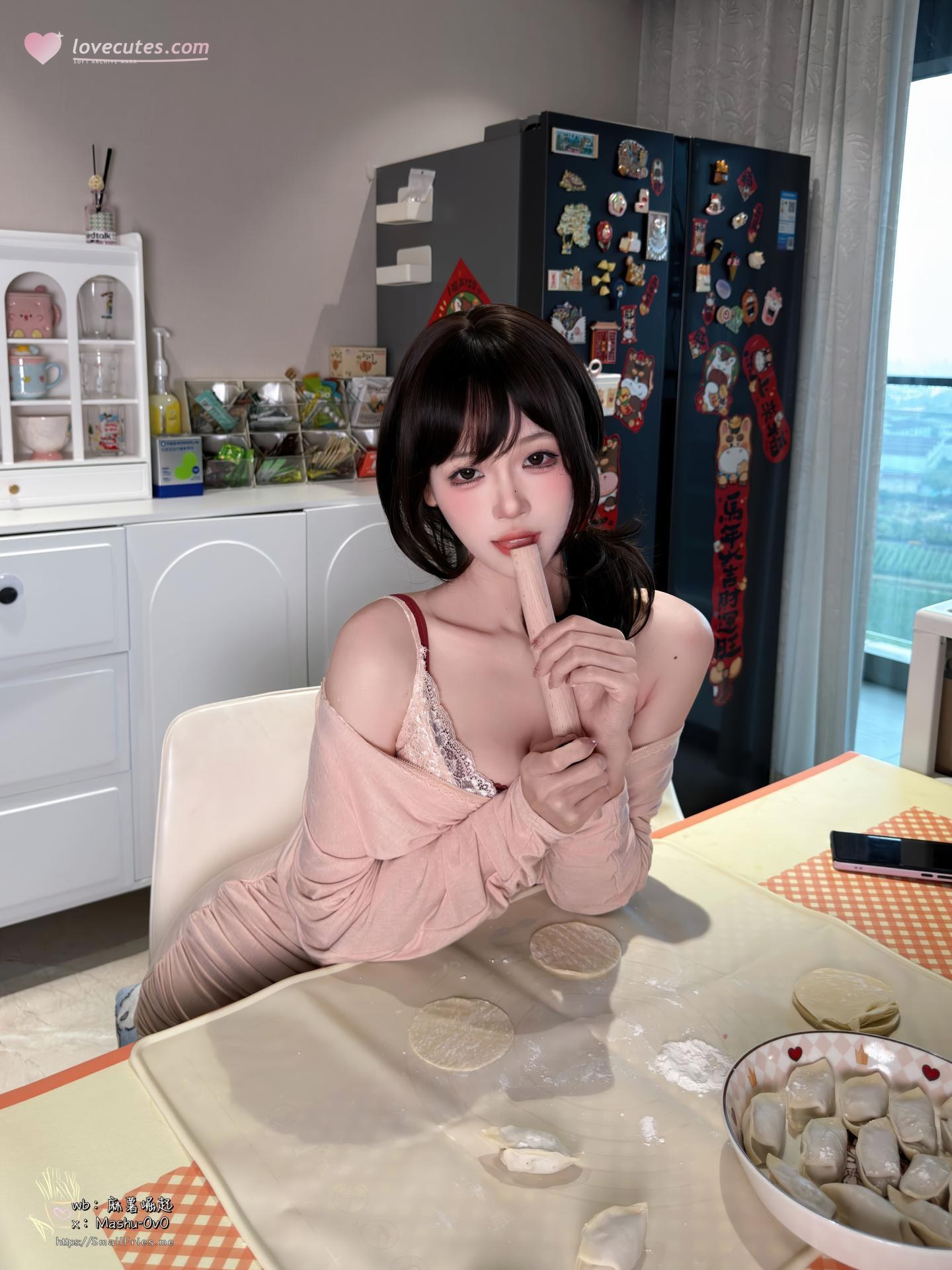 [私房] 麻薯好吃 - 歳末のラブレター：新年の赤い装いのホームプライベート 黒ストッキング美脚 105P1V
