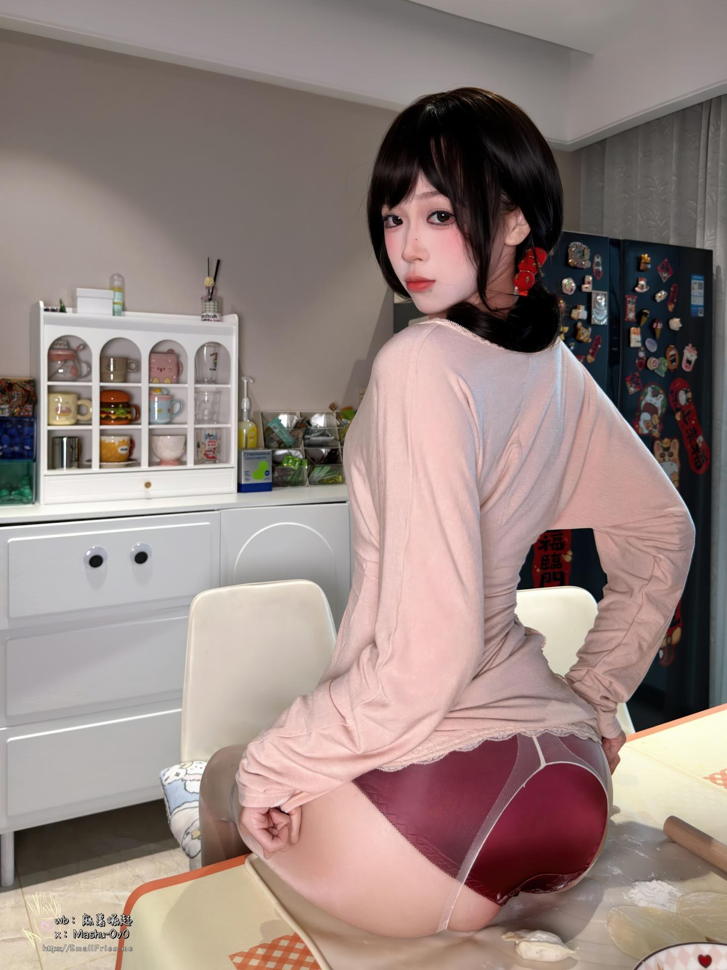 [私房] 麻薯好吃 - Thư tình cuối năm: váy đỏ Tết ở nhà chụp riêng tư, quần tất đen, chân dài 105P1V