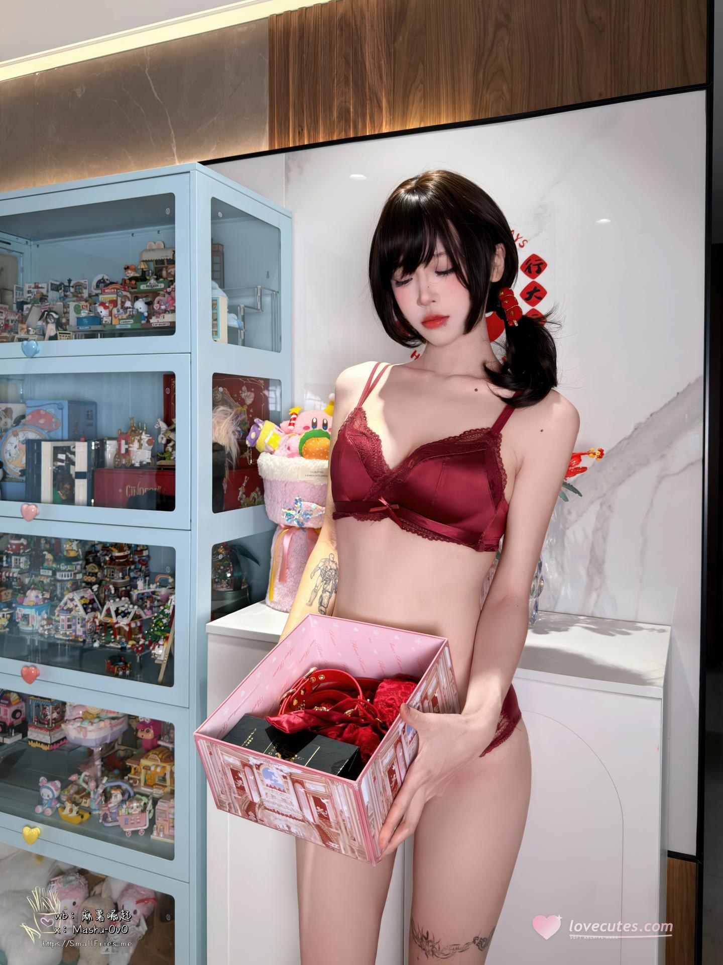 [Private] Mochi Delicious - Year-End Love Letter: New Year Red Home Private Black Stockings Legs 105P1V