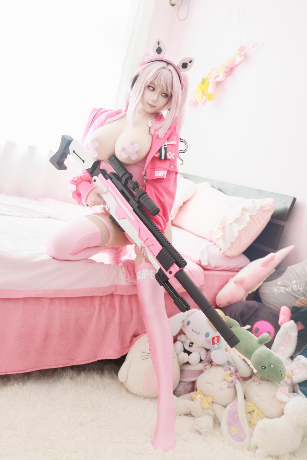[cosplay] 阿雪雪 - 爱丽丝泳装：ชุดว่ายน้ำกระต่ายหูสีชมพู หอกยาว ริมสระ วางขายาว 94P1V