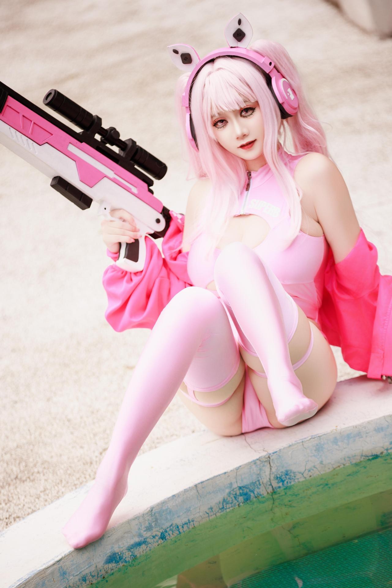 [cosplay] 阿雪雪 - Trang phục bơi Alice: đồ bơi tai thỏ màu hồng, cầm súng dài bên hồ bơi, chân dài đẹp 94P1V