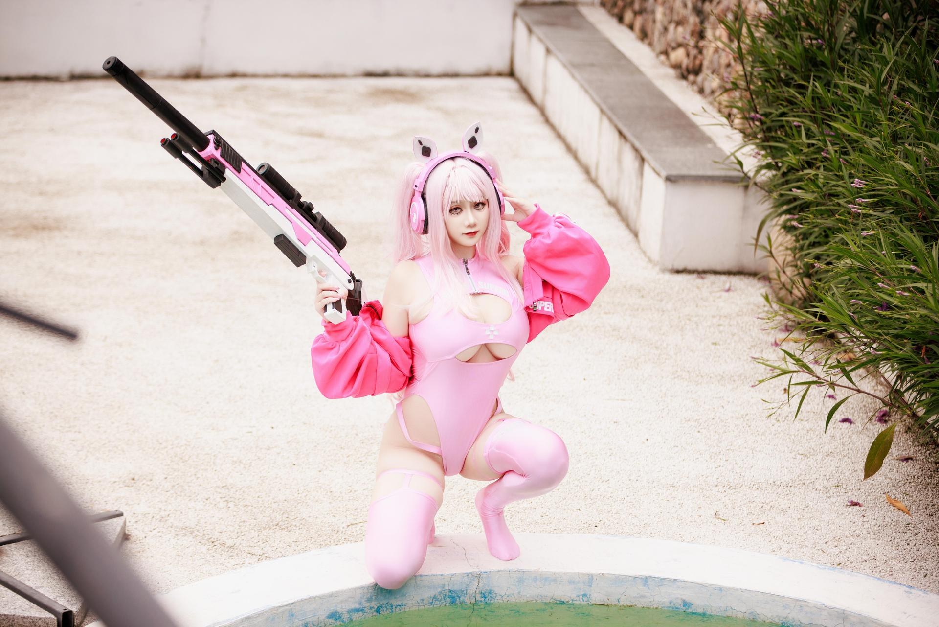 [cosplay] 阿雪雪 - Trang phục bơi Alice: đồ bơi tai thỏ màu hồng, cầm súng dài bên hồ bơi, chân dài đẹp 94P1V