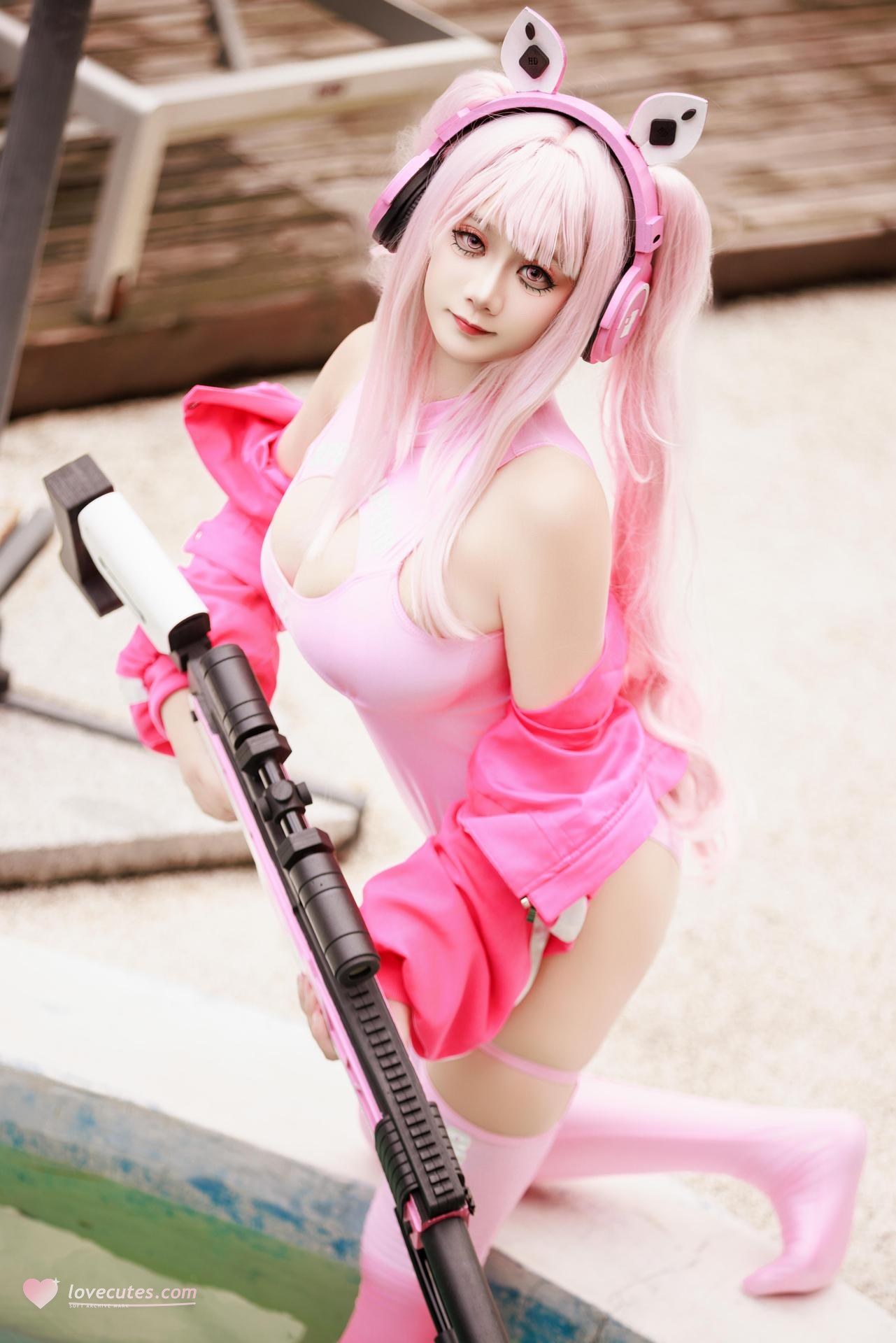 [cosplay] 阿雪雪 - Trang phục bơi Alice: đồ bơi tai thỏ màu hồng, cầm súng dài bên hồ bơi, chân dài đẹp 94P1V