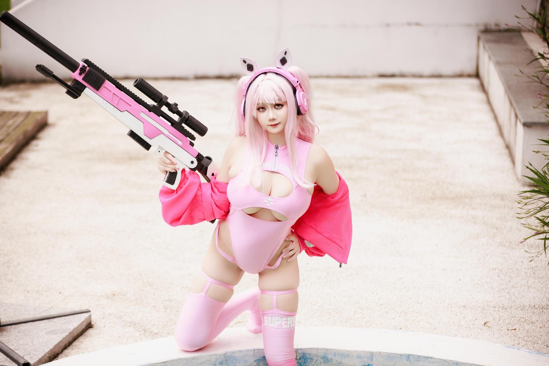 [cosplay] 阿雪雪 - Trang phục bơi Alice: đồ bơi tai thỏ màu hồng, cầm súng dài bên hồ bơi, chân dài đẹp 94P1V