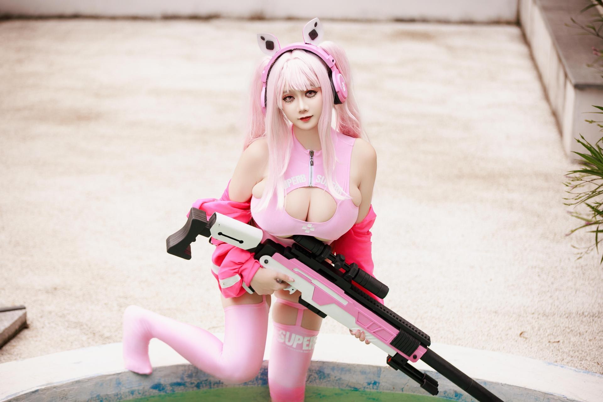 [cosplay] 阿雪雪 - Trang phục bơi Alice: đồ bơi tai thỏ màu hồng, cầm súng dài bên hồ bơi, chân dài đẹp 94P1V