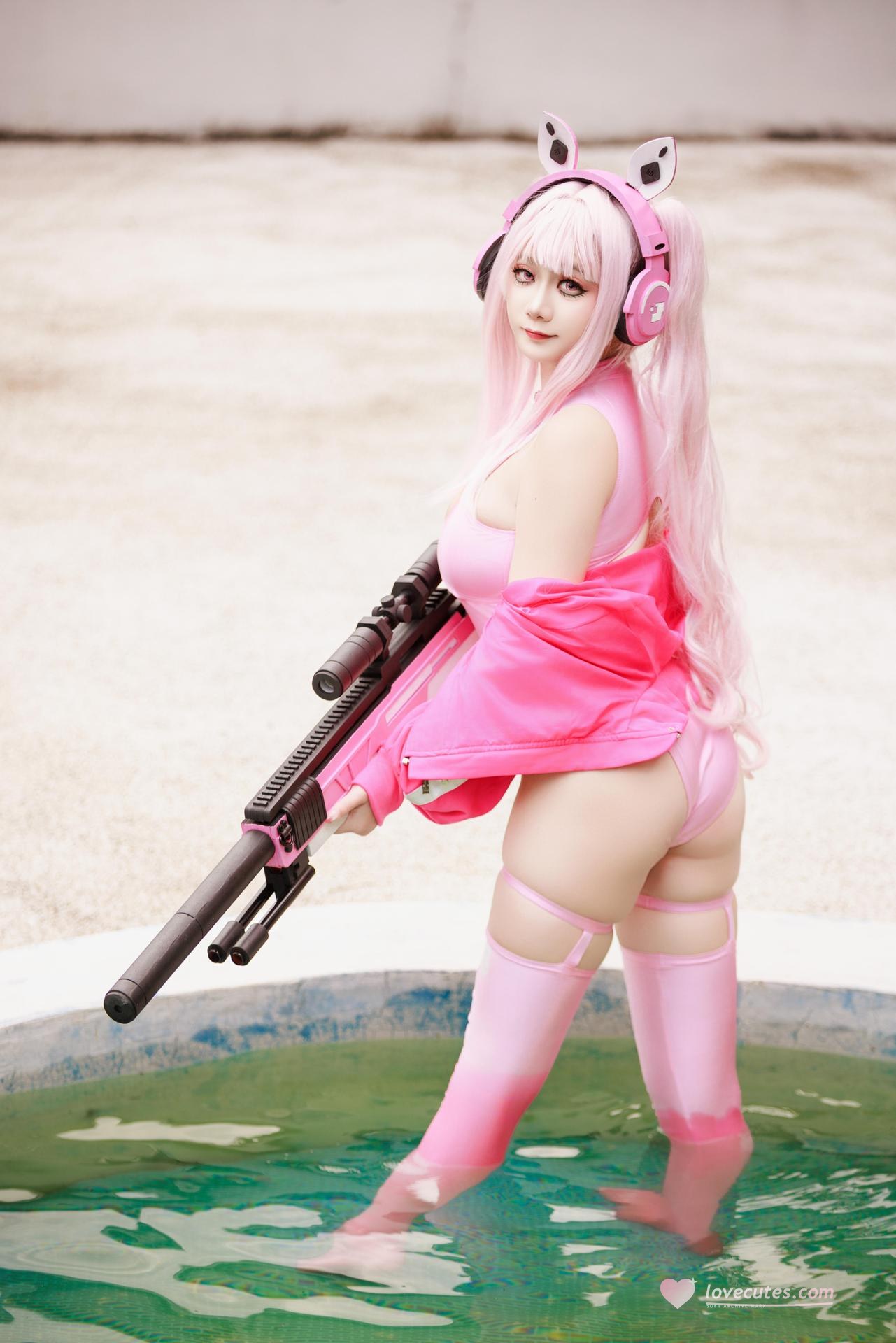 [cosplay] 阿雪雪 - Trang phục bơi Alice: đồ bơi tai thỏ màu hồng, cầm súng dài bên hồ bơi, chân dài đẹp 94P1V