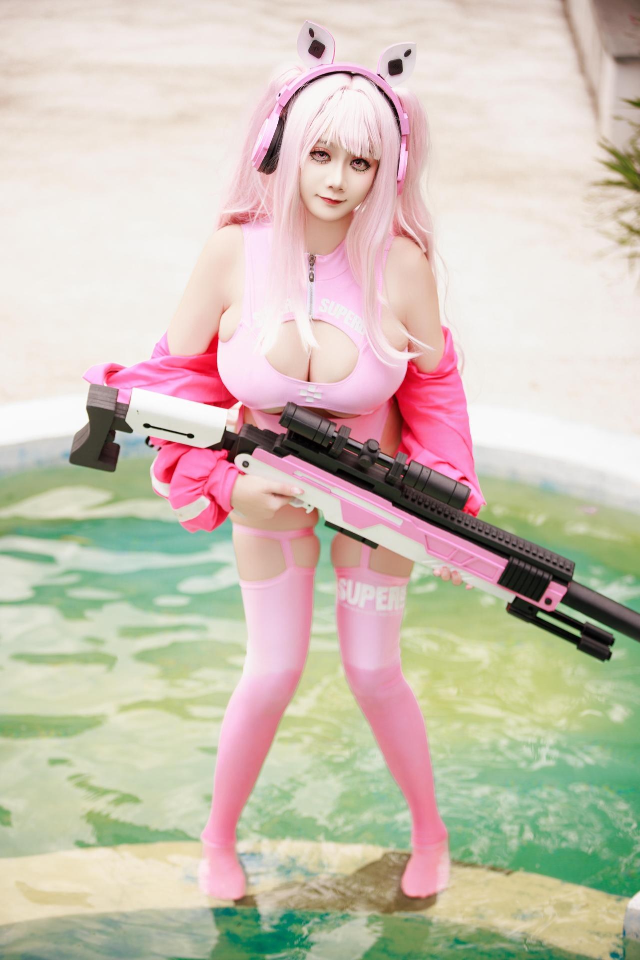 [cosplay] 阿雪雪 - Trang phục bơi Alice: đồ bơi tai thỏ màu hồng, cầm súng dài bên hồ bơi, chân dài đẹp 94P1V