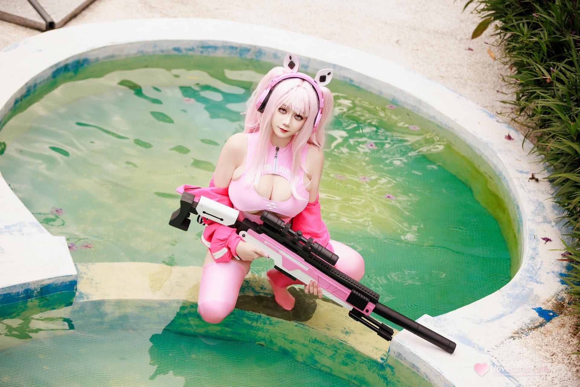 [cosplay] 阿雪雪 - Trang phục bơi Alice: đồ bơi tai thỏ màu hồng, cầm súng dài bên hồ bơi, chân dài đẹp 94P1V