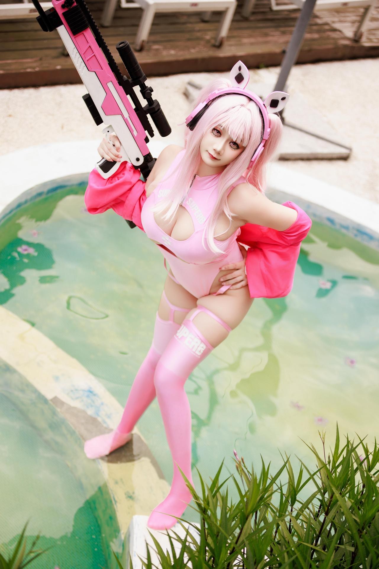 [cosplay] 阿雪雪 - Trang phục bơi Alice: đồ bơi tai thỏ màu hồng, cầm súng dài bên hồ bơi, chân dài đẹp 94P1V