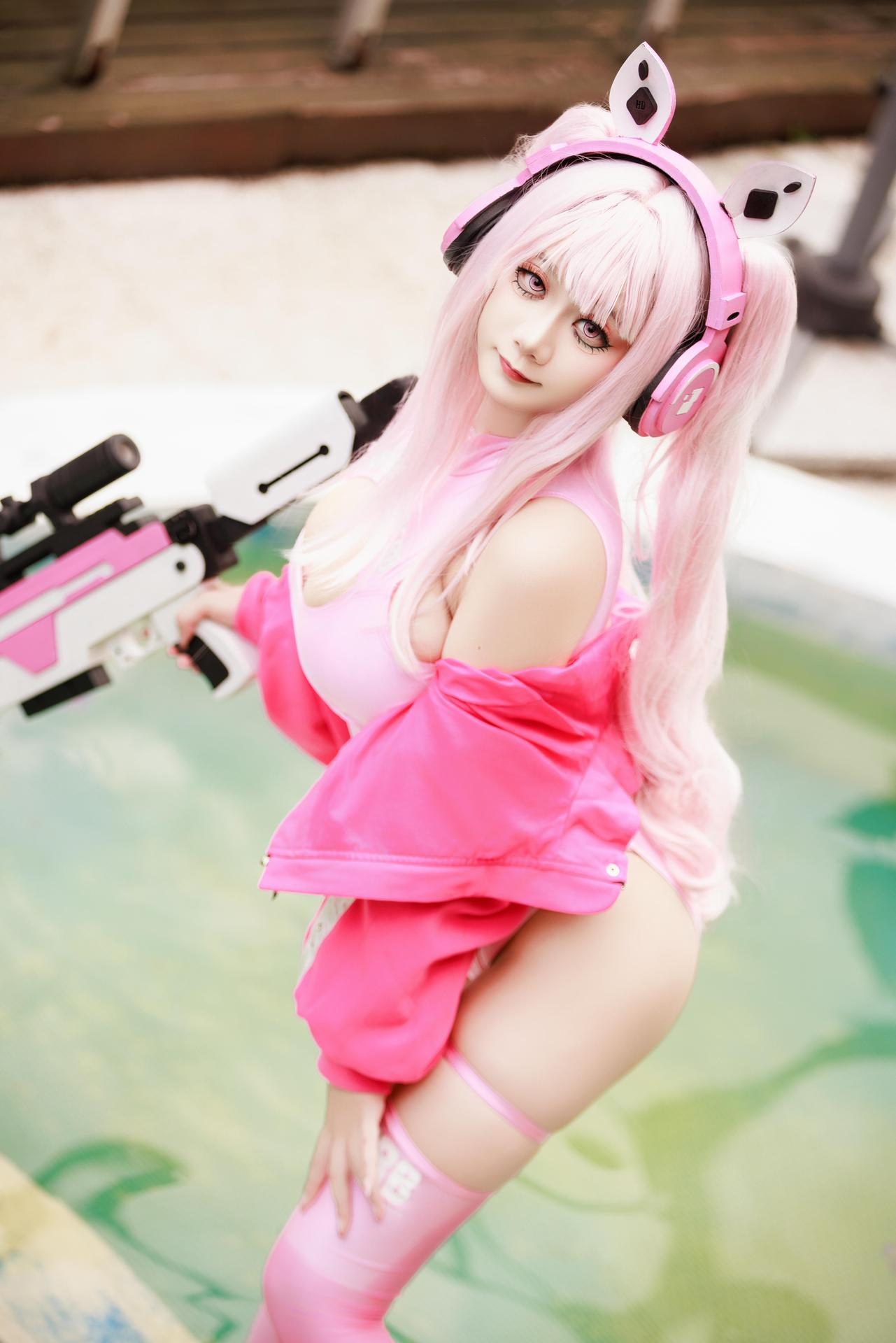 [cosplay] 阿雪雪 - Trang phục bơi Alice: đồ bơi tai thỏ màu hồng, cầm súng dài bên hồ bơi, chân dài đẹp 94P1V