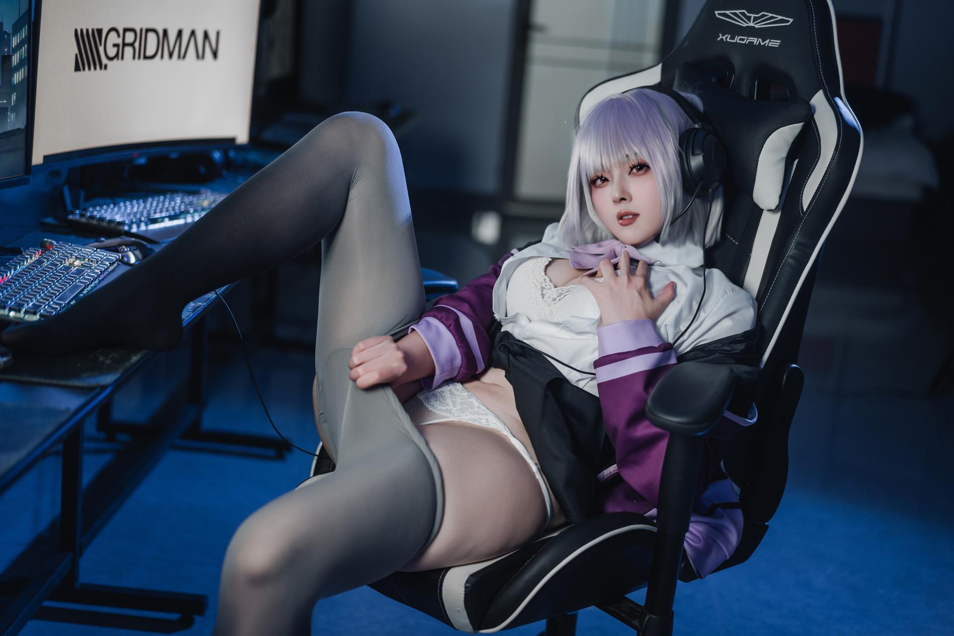 [cosplay] Natsuko夏夏子 - SSSS.GRIDMAN 新条茜：quần áo chiến đấu bó sát tím đen trong phòng máy, đôi chân đẹp được tái hiện 82P