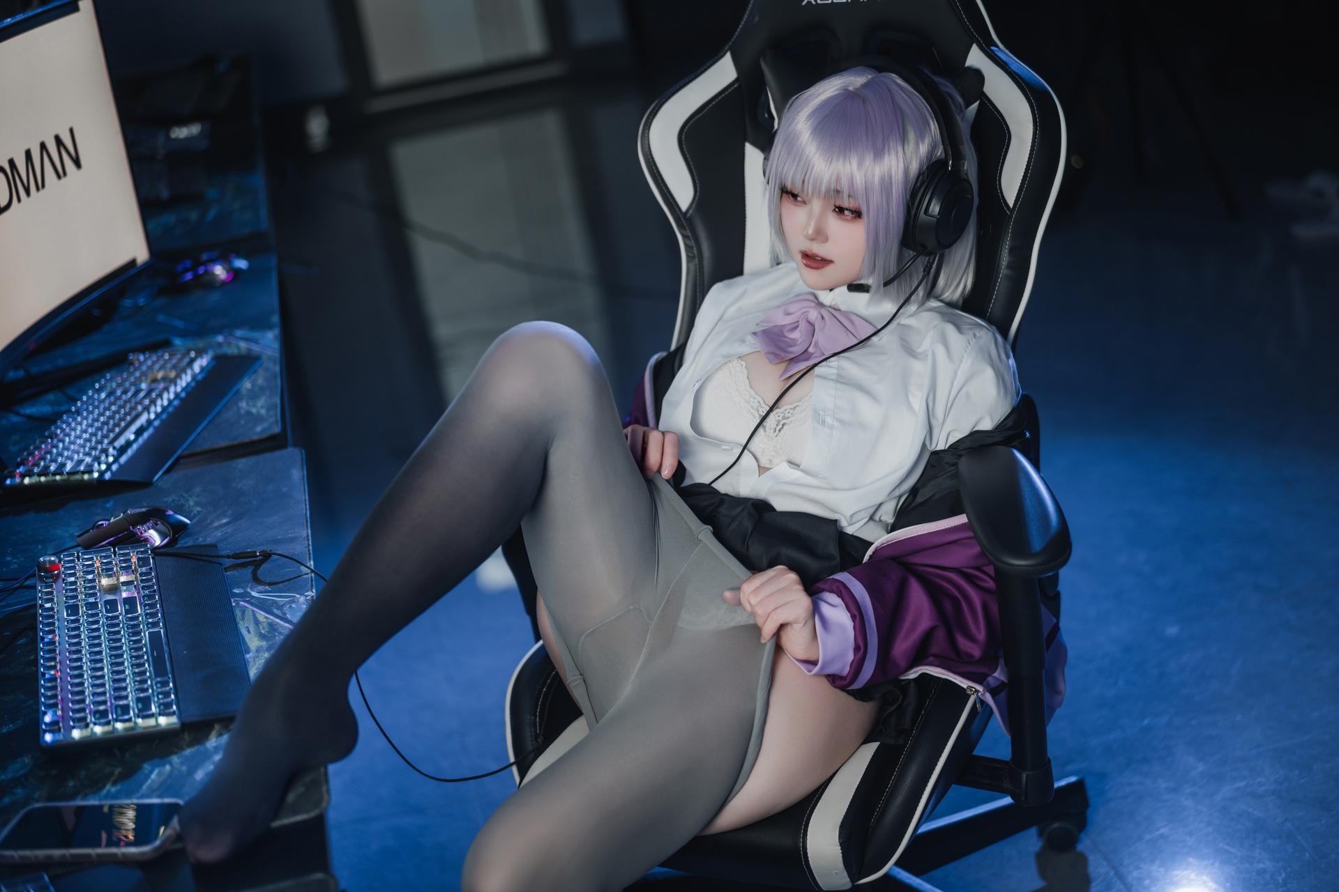 [cosplay] Natsuko夏夏子 - SSSS.GRIDMAN 新条茜：quần áo chiến đấu bó sát tím đen trong phòng máy, đôi chân đẹp được tái hiện 82P