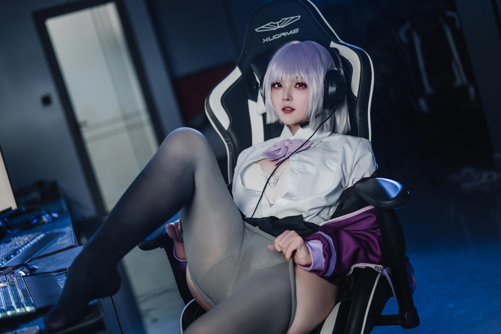 [cosplay] Natsuko夏夏子 - SSSS.GRIDMAN 新条茜：quần áo chiến đấu bó sát tím đen trong phòng máy, đôi chân đẹp được tái hiện 82P