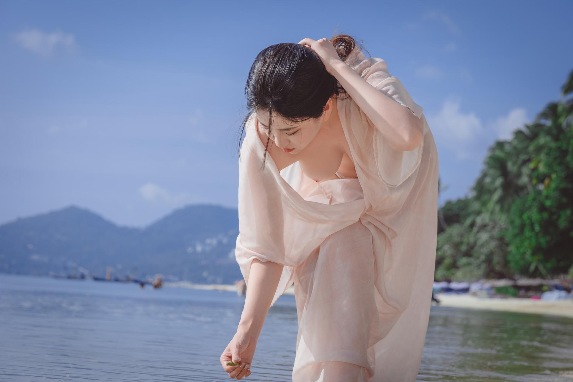 [Photo] Nian Nnian - Sea Breeze: Beachside White Chiffon Dress Sunlit Legs Photoshoot 80P
