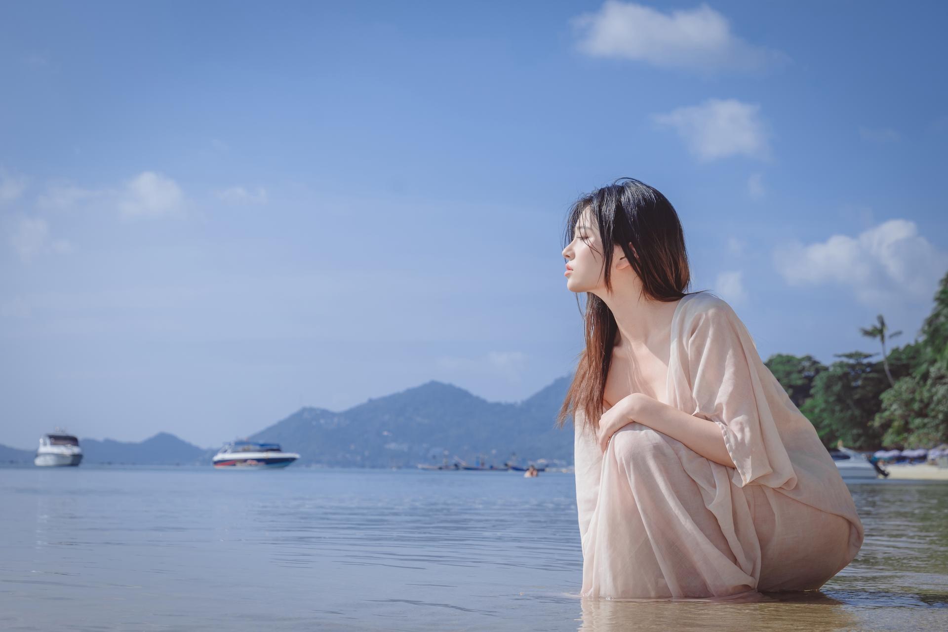 [Photo] Nian Nnian - Sea Breeze: Beachside White Chiffon Dress Sunlit Legs Photoshoot 80P