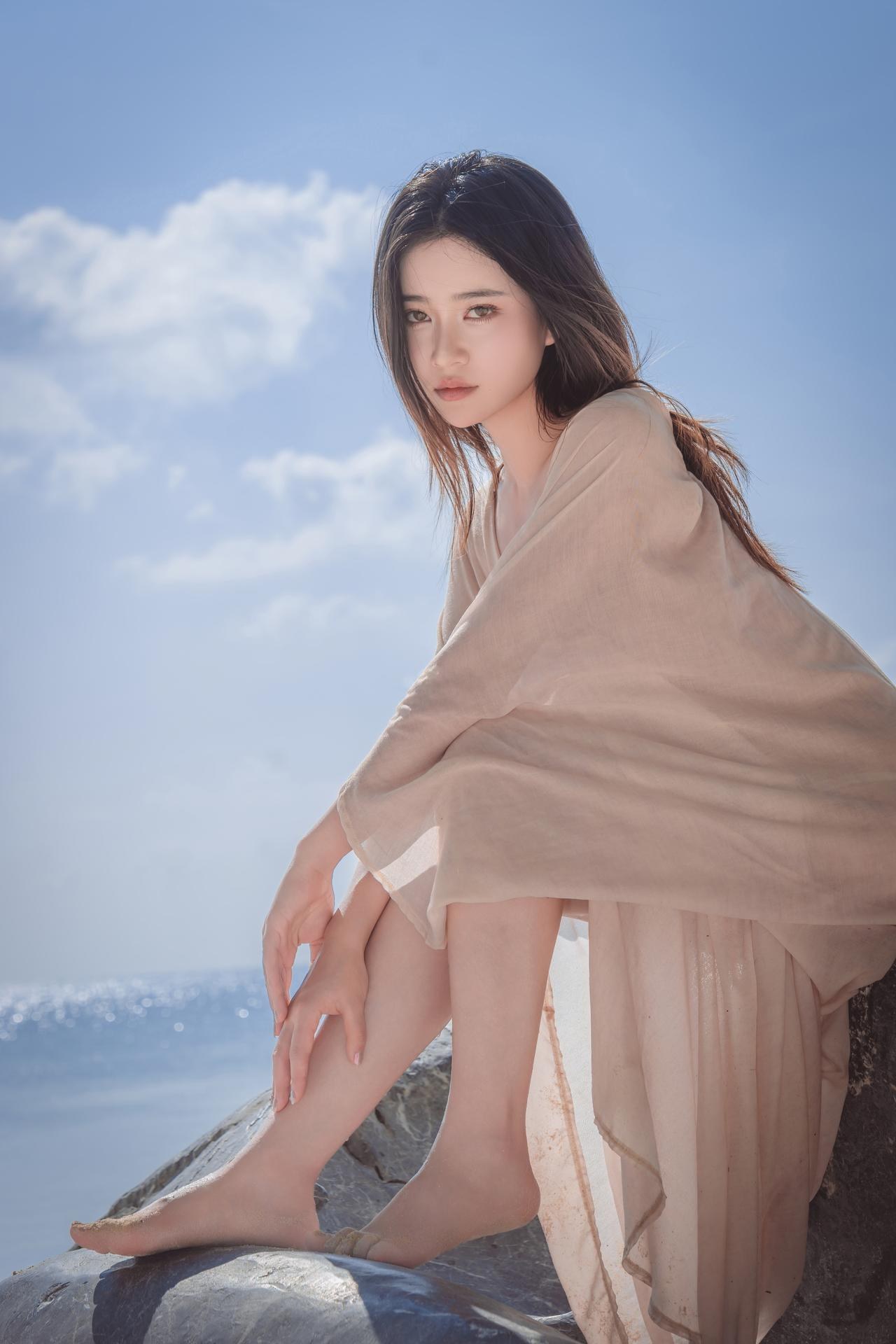 [Photo] Nian Nnian - Sea Breeze: Beachside White Chiffon Dress Sunlit Legs Photoshoot 80P