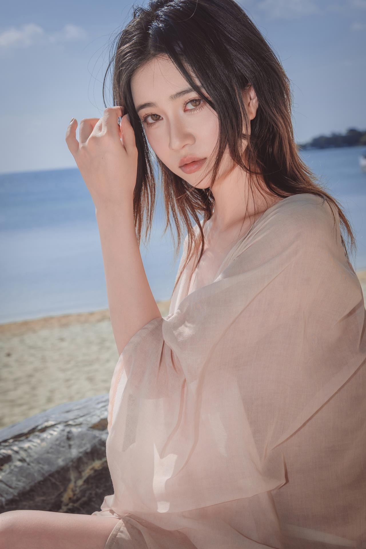 [Photo] Nian Nnian - Sea Breeze: Beachside White Chiffon Dress Sunlit Legs Photoshoot 80P