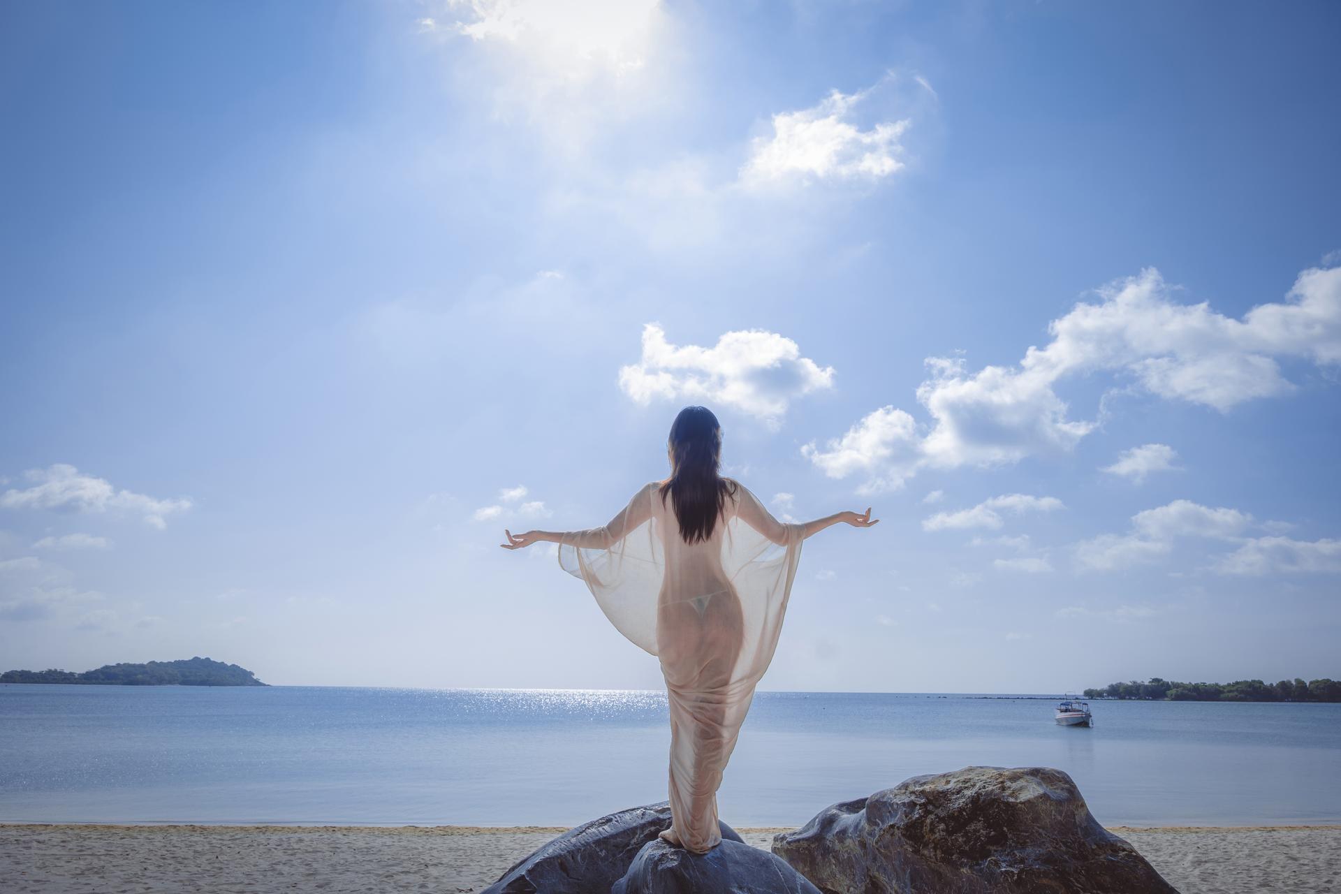 [Photo] Nian Nnian - Sea Breeze: Beachside White Chiffon Dress Sunlit Legs Photoshoot 80P