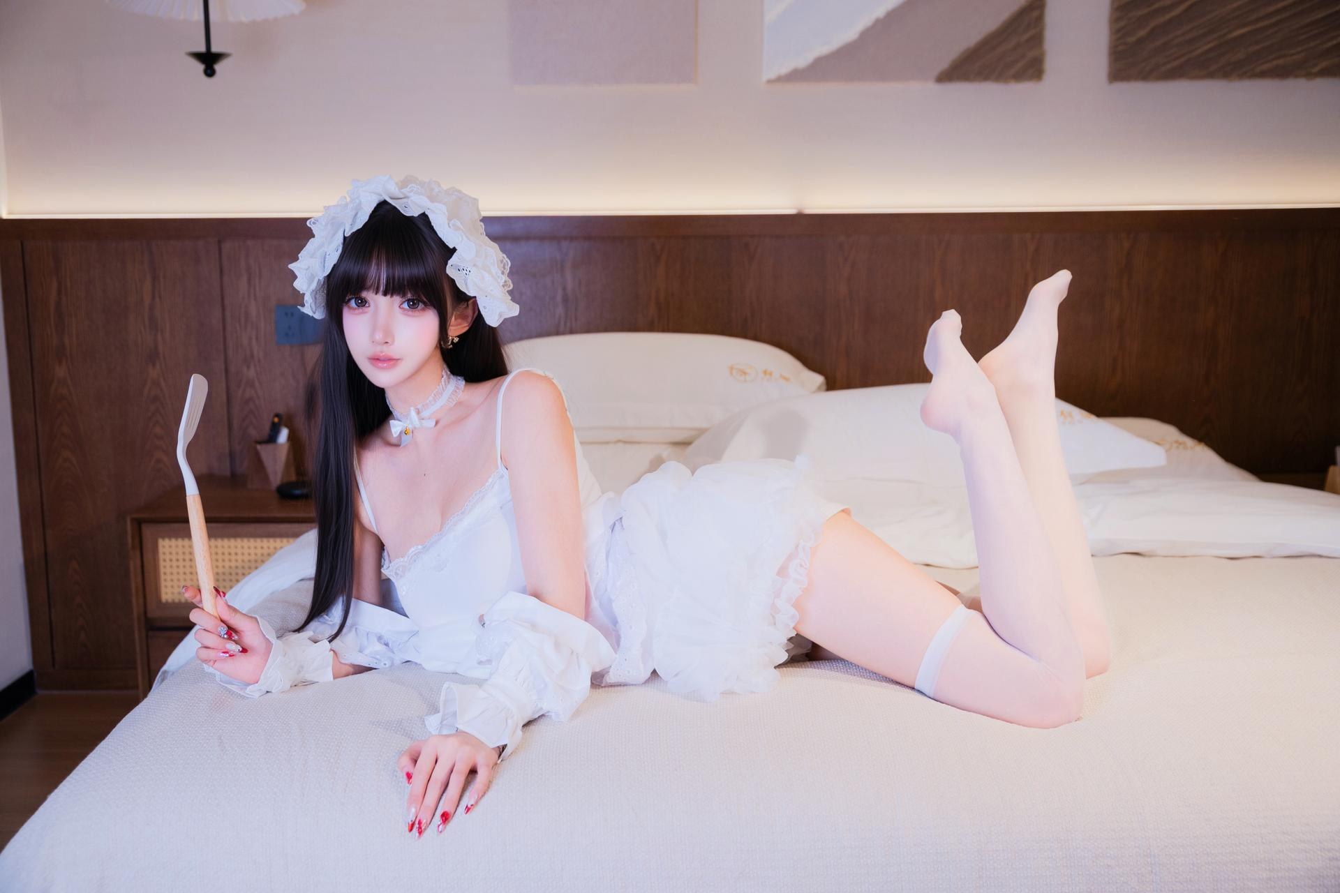 [寫真] 過期米線線喵 - 廚娘女僕：白色女僕圍裙 浴室美腿 21P