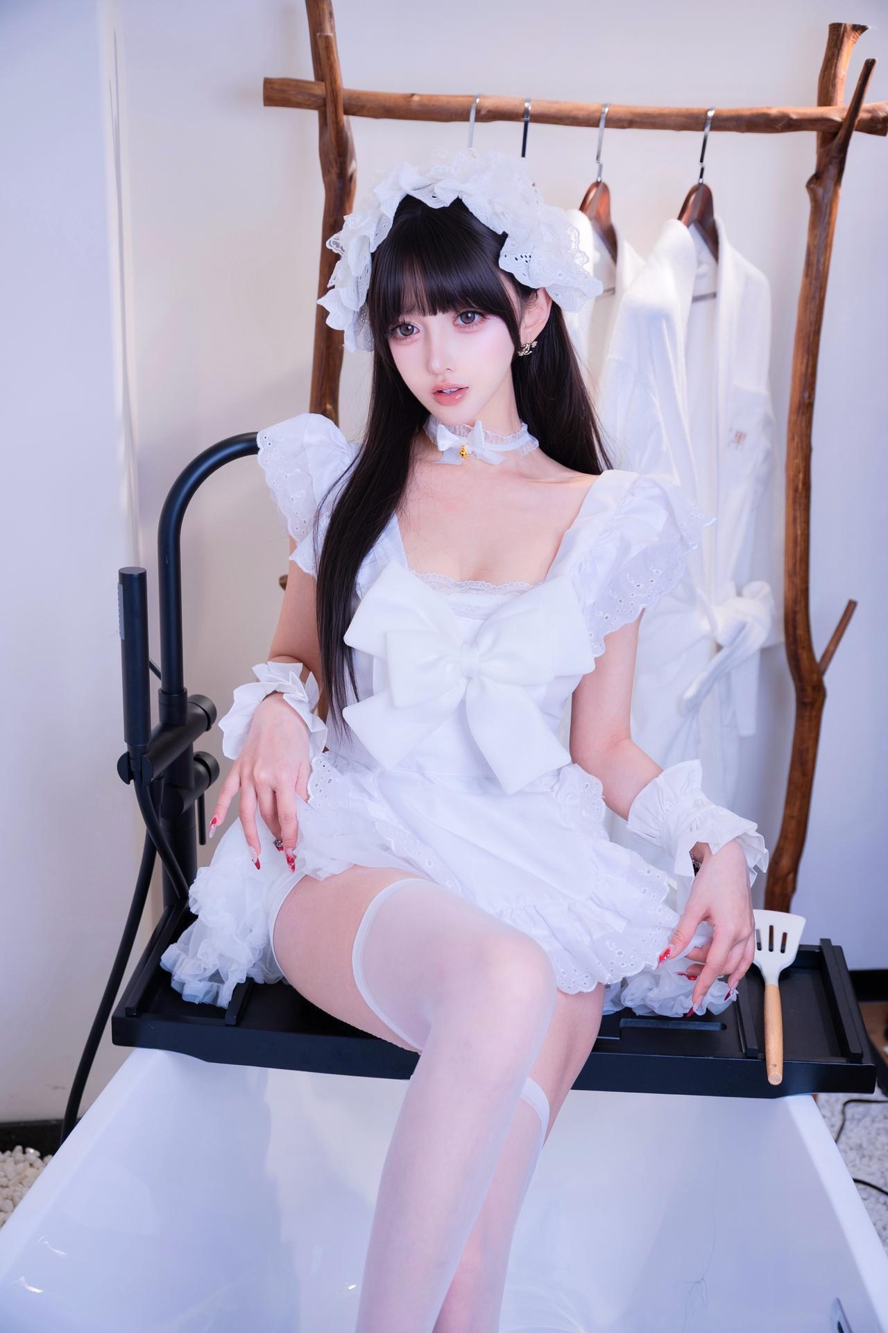 [寫真] 過期米線線喵 - 廚娘女僕：白色女僕圍裙 浴室美腿 21P