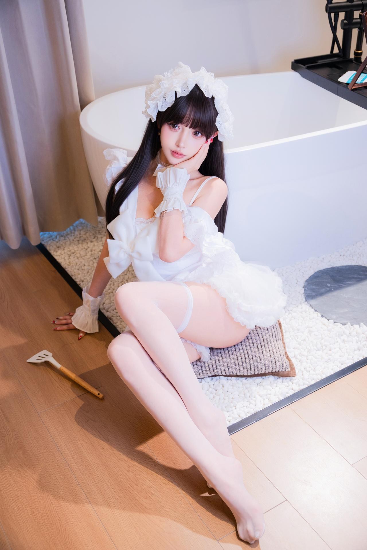 [寫真] 過期米線線喵 - 廚娘女僕：白色女僕圍裙 浴室美腿 21P