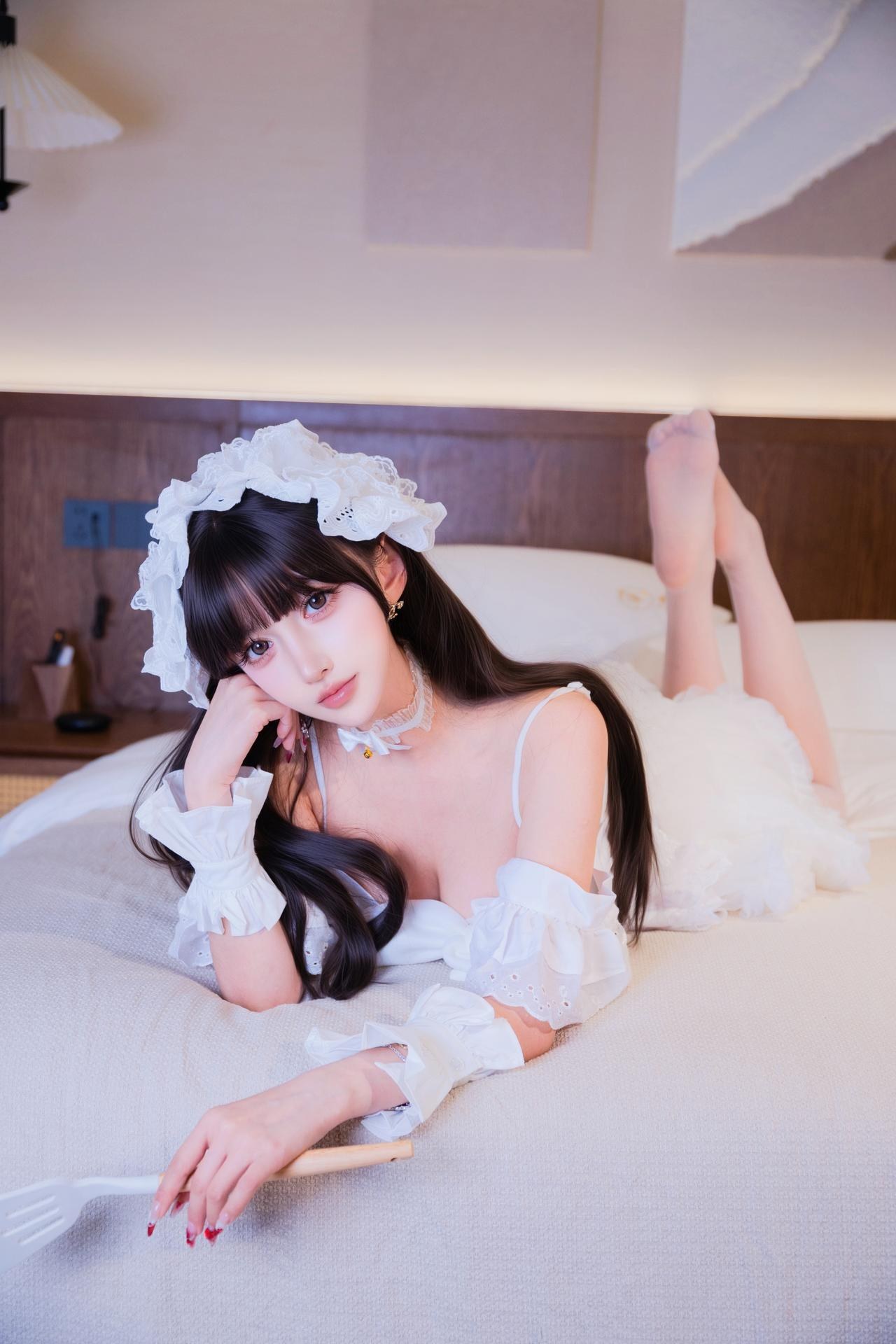[寫真] 過期米線線喵 - 廚娘女僕：白色女僕圍裙 浴室美腿 21P