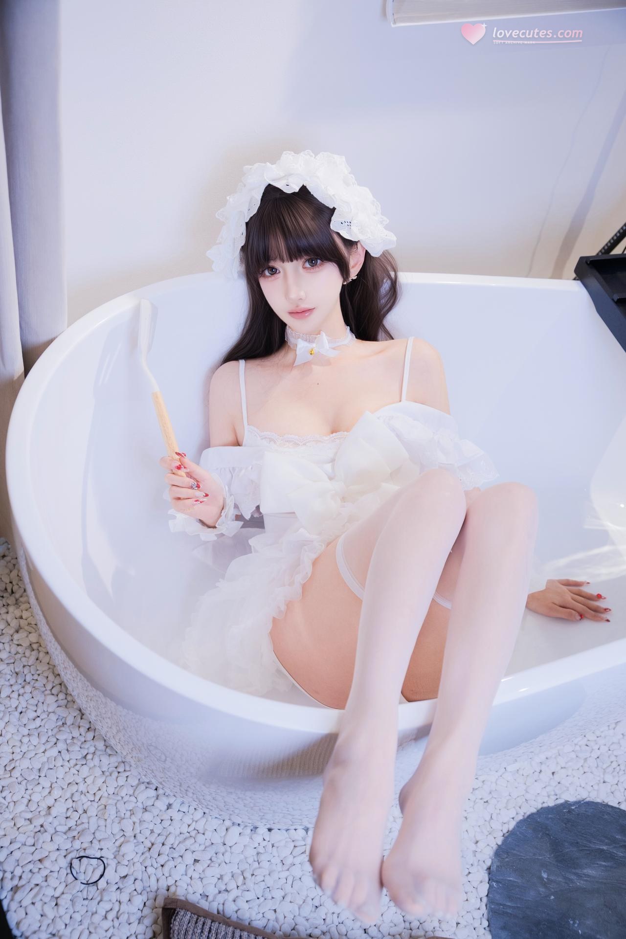 [寫真] 過期米線線喵 - 廚娘女僕：白色女僕圍裙 浴室美腿 21P
