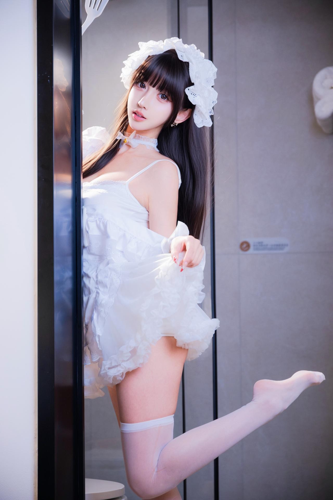 [写真] 过期米线线喵 - 厨娘女仆：白色女仆围裙 浴室美腿 21P