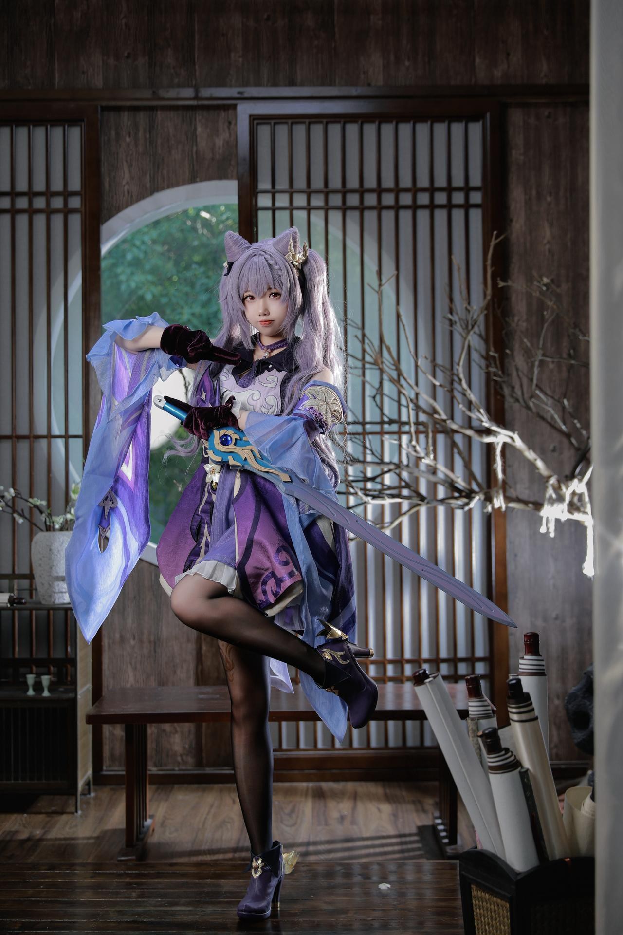 [cosplay] 雪琪SAMA - 原神 刻晴：ชุดเดรสผมสีม่วง ถุงน่องสีขาว ขาสวย 50P1V