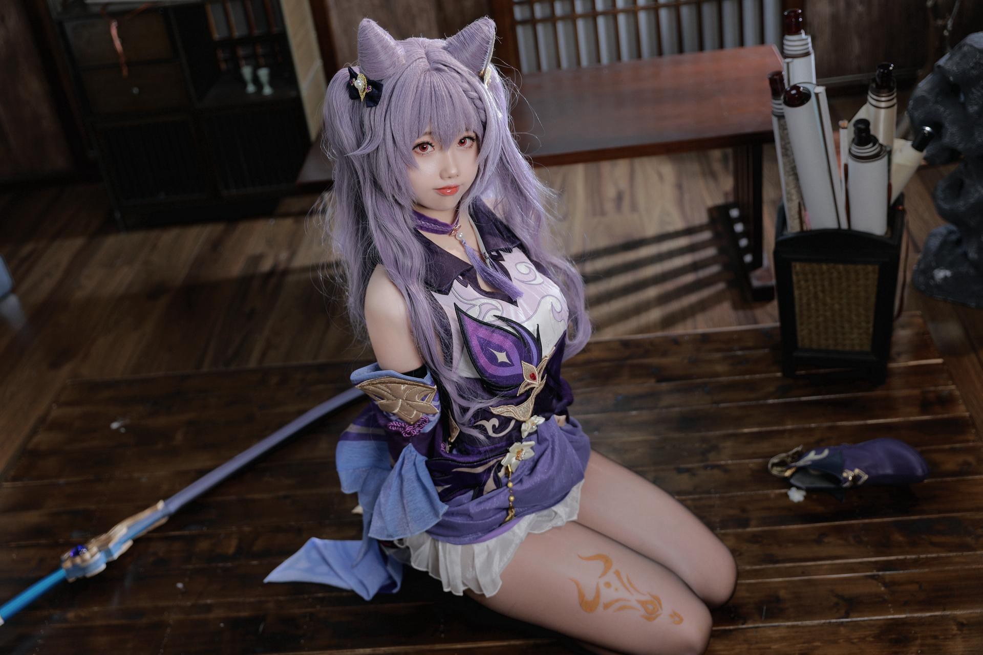 [cosplay] Xueqi SAMA - Genshin Impact Keqing: Purple-haired evening dress, white stockings, beautiful legs 50P1V
