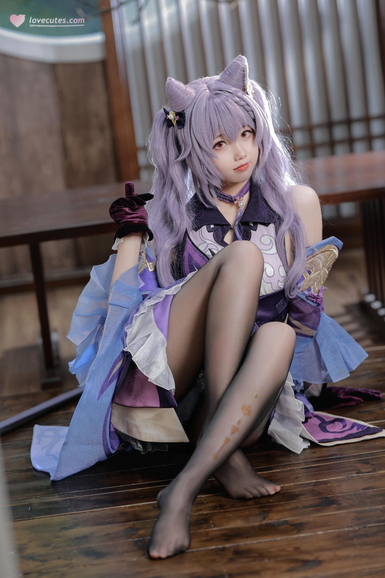 [cosplay] Xueqi SAMA - Genshin Impact Keqing: Purple-haired evening dress, white stockings, beautiful legs 50P1V