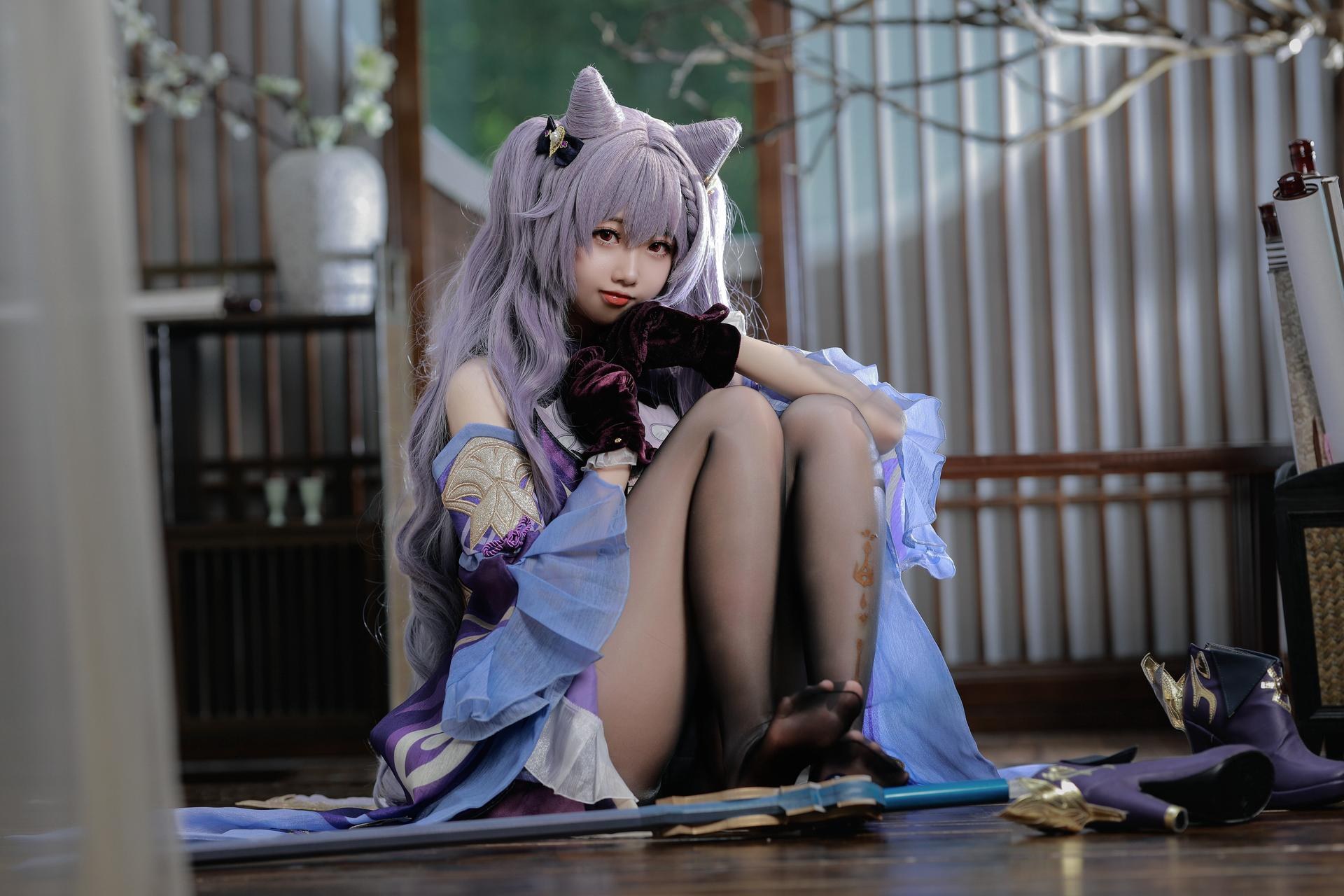 [cosplay] Xueqi SAMA - Genshin Impact Keqing: Purple-haired evening dress, white stockings, beautiful legs 50P1V