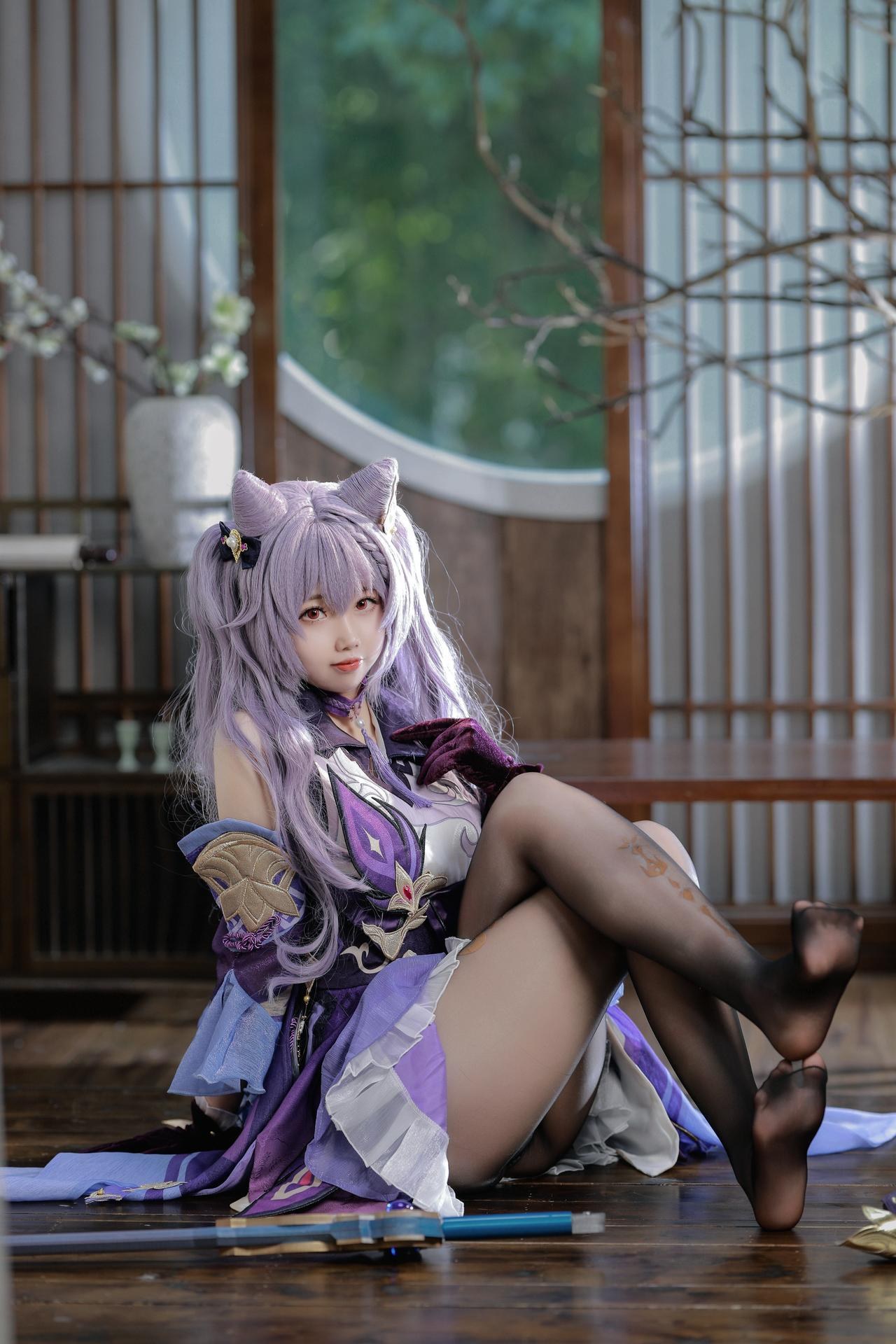 [cosplay] Xueqi SAMA - Genshin Impact Keqing: Purple-haired evening dress, white stockings, beautiful legs 50P1V