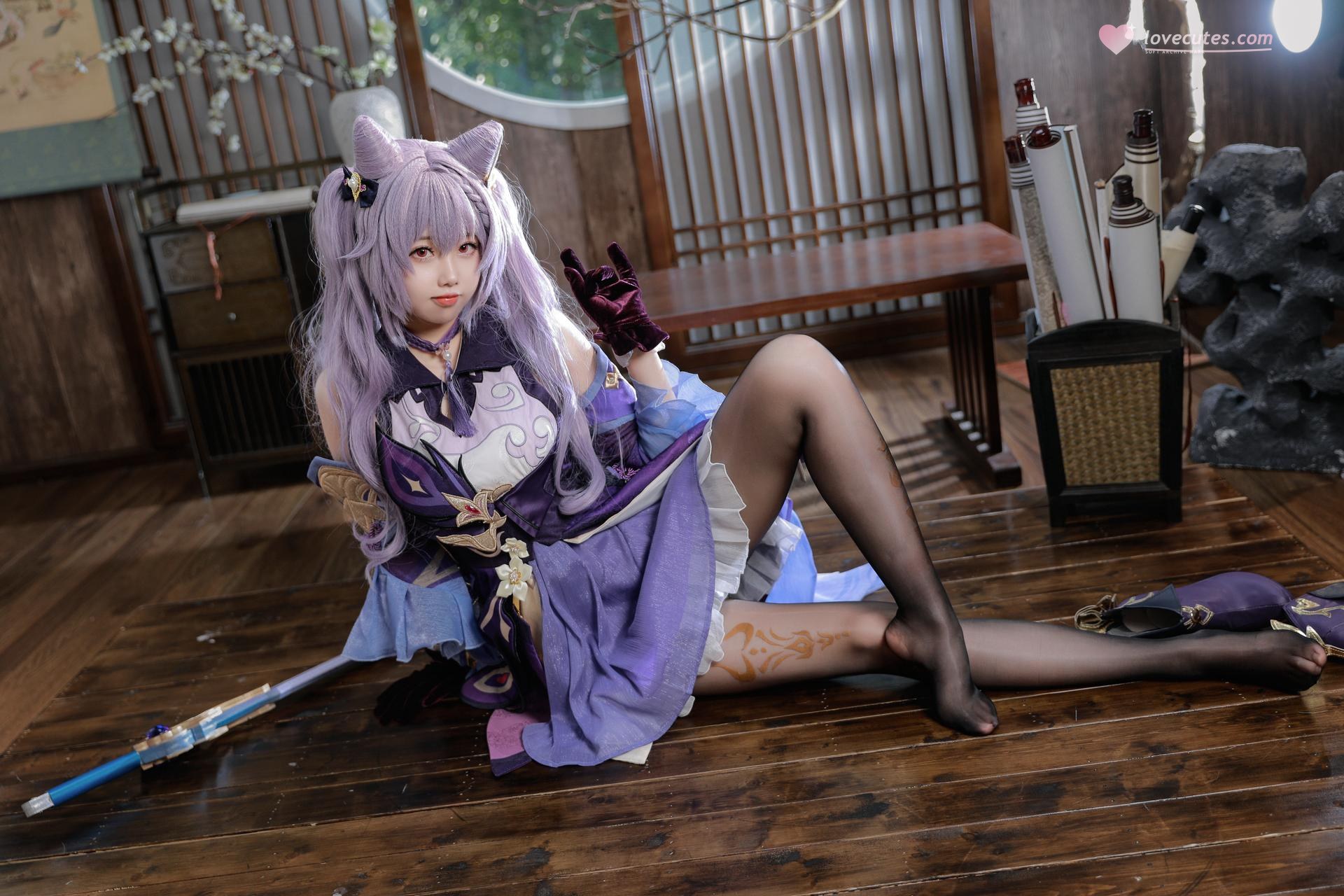 [cosplay] Xueqi SAMA - Genshin Impact Keqing: Purple-haired evening dress, white stockings, beautiful legs 50P1V