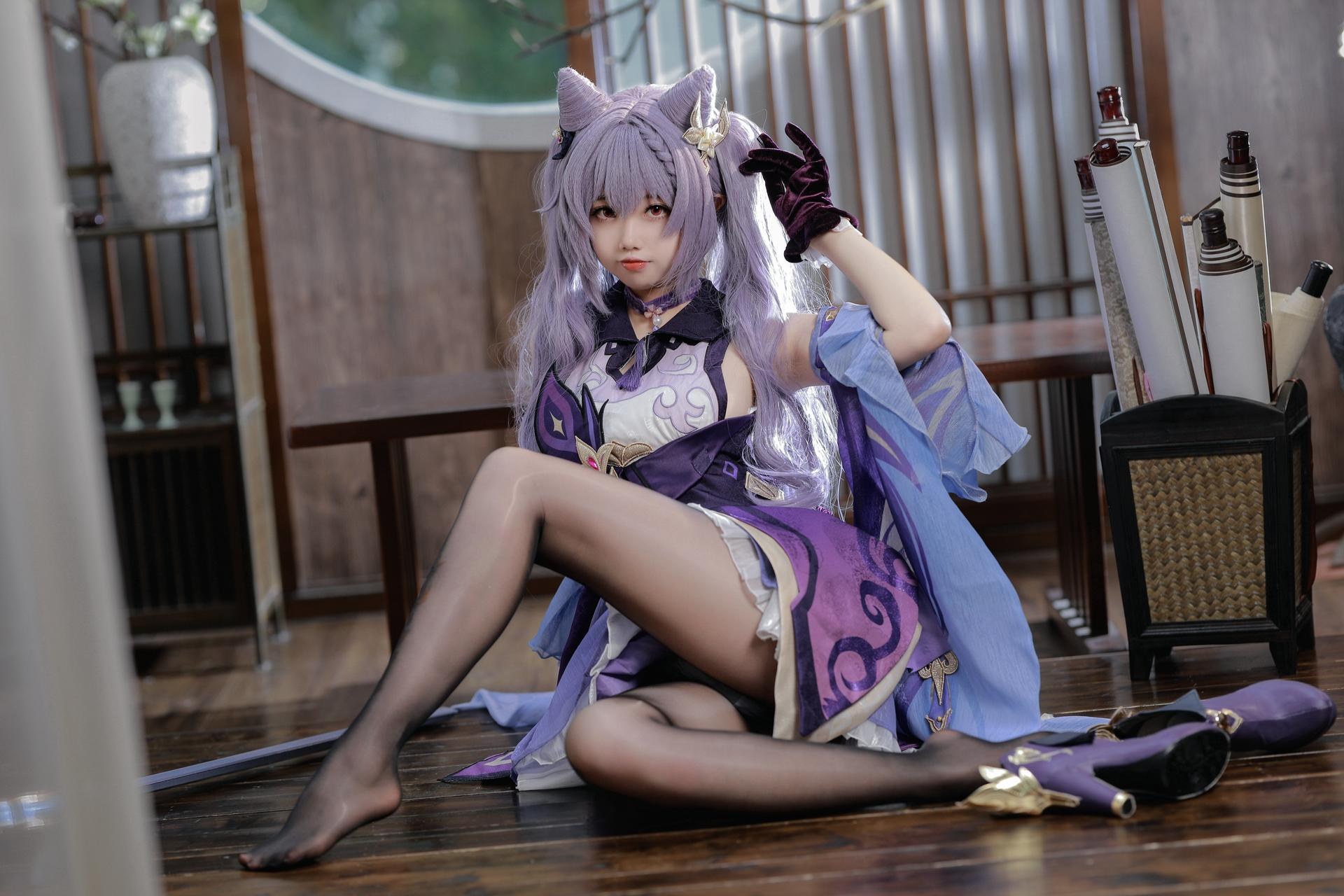 [cosplay] Xueqi SAMA - Genshin Impact Keqing: Purple-haired evening dress, white stockings, beautiful legs 50P1V
