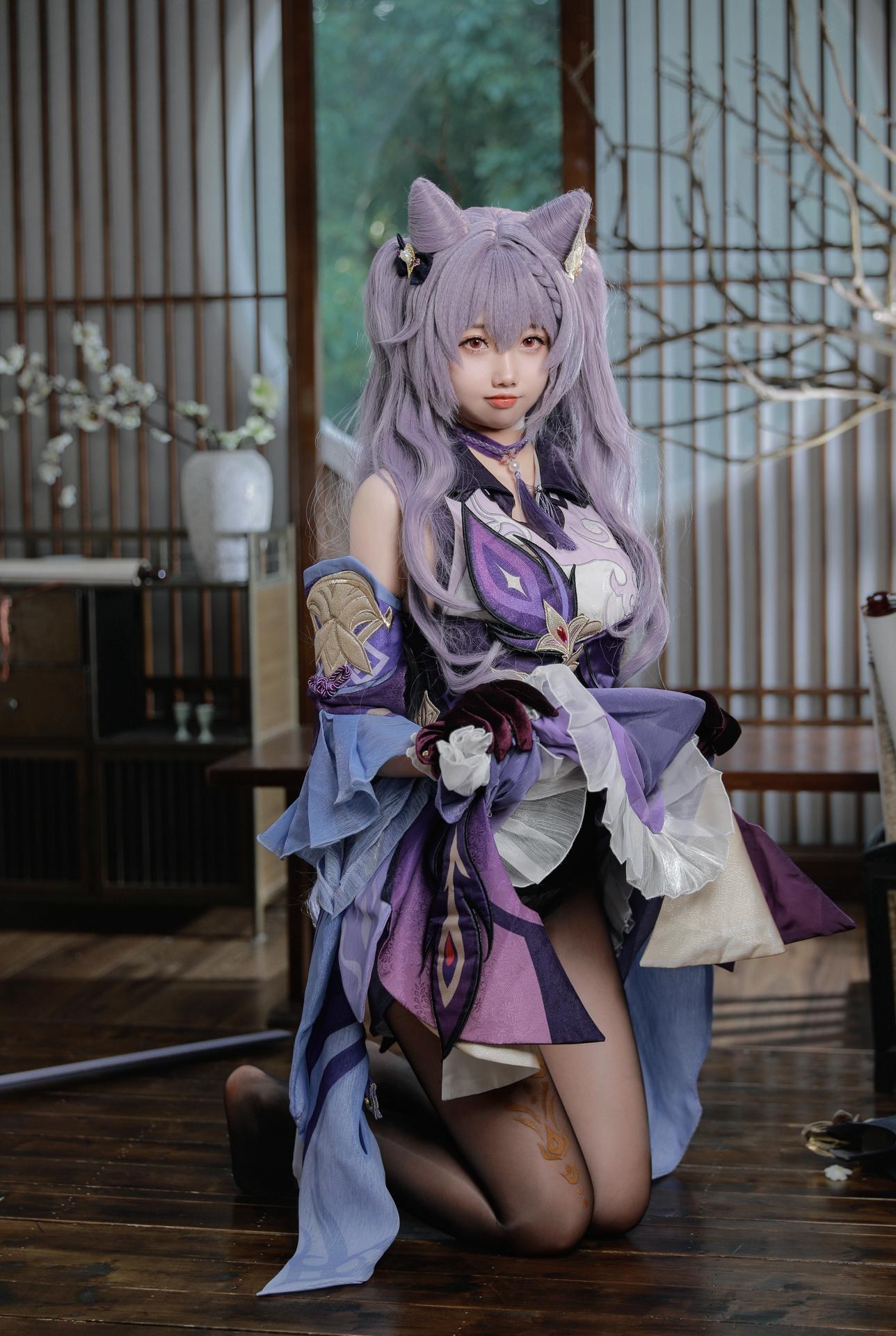 [cosplay] 雪琪SAMA - 原神 刻晴：紫发礼服白丝美腿 50P1V