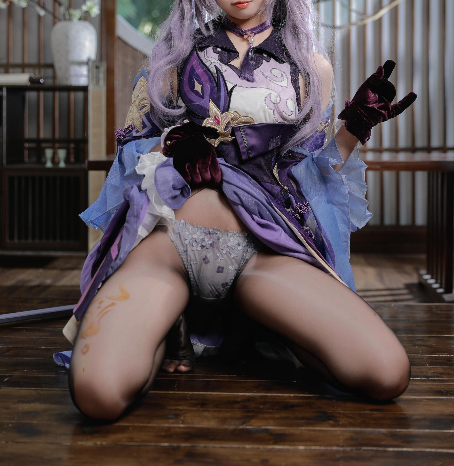 [cosplay] Xueqi SAMA - Genshin Impact Keqing: Purple-haired evening dress, white stockings, beautiful legs 50P1V