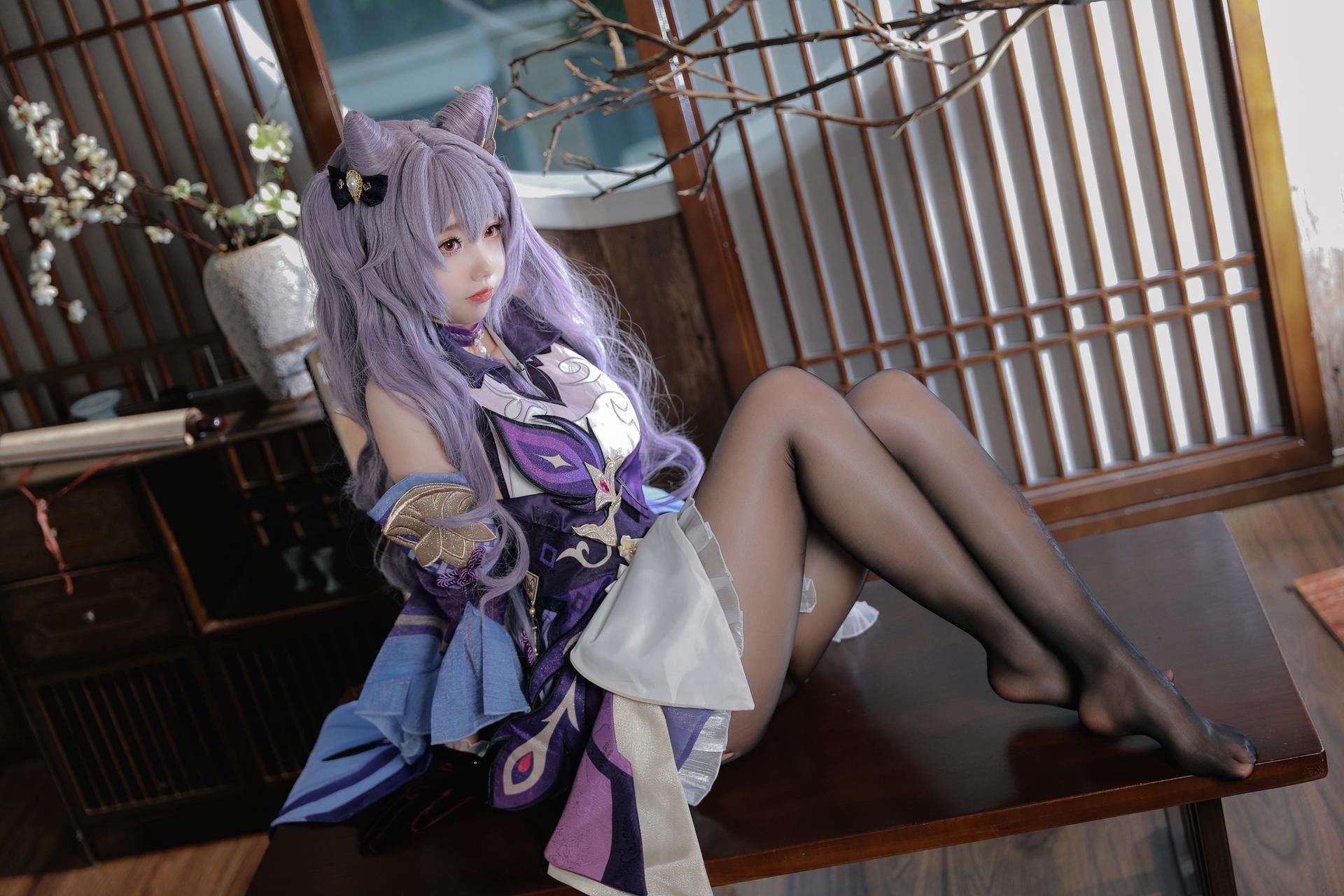 [cosplay] Xueqi SAMA - Genshin Impact Keqing: Purple-haired evening dress, white stockings, beautiful legs 50P1V