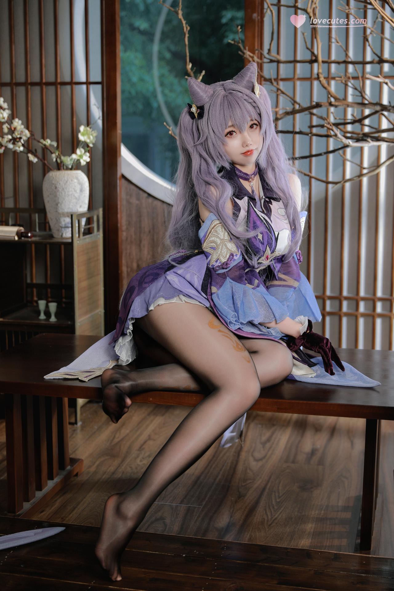 [cosplay] Xueqi SAMA - Genshin Impact Keqing: Purple-haired evening dress, white stockings, beautiful legs 50P1V