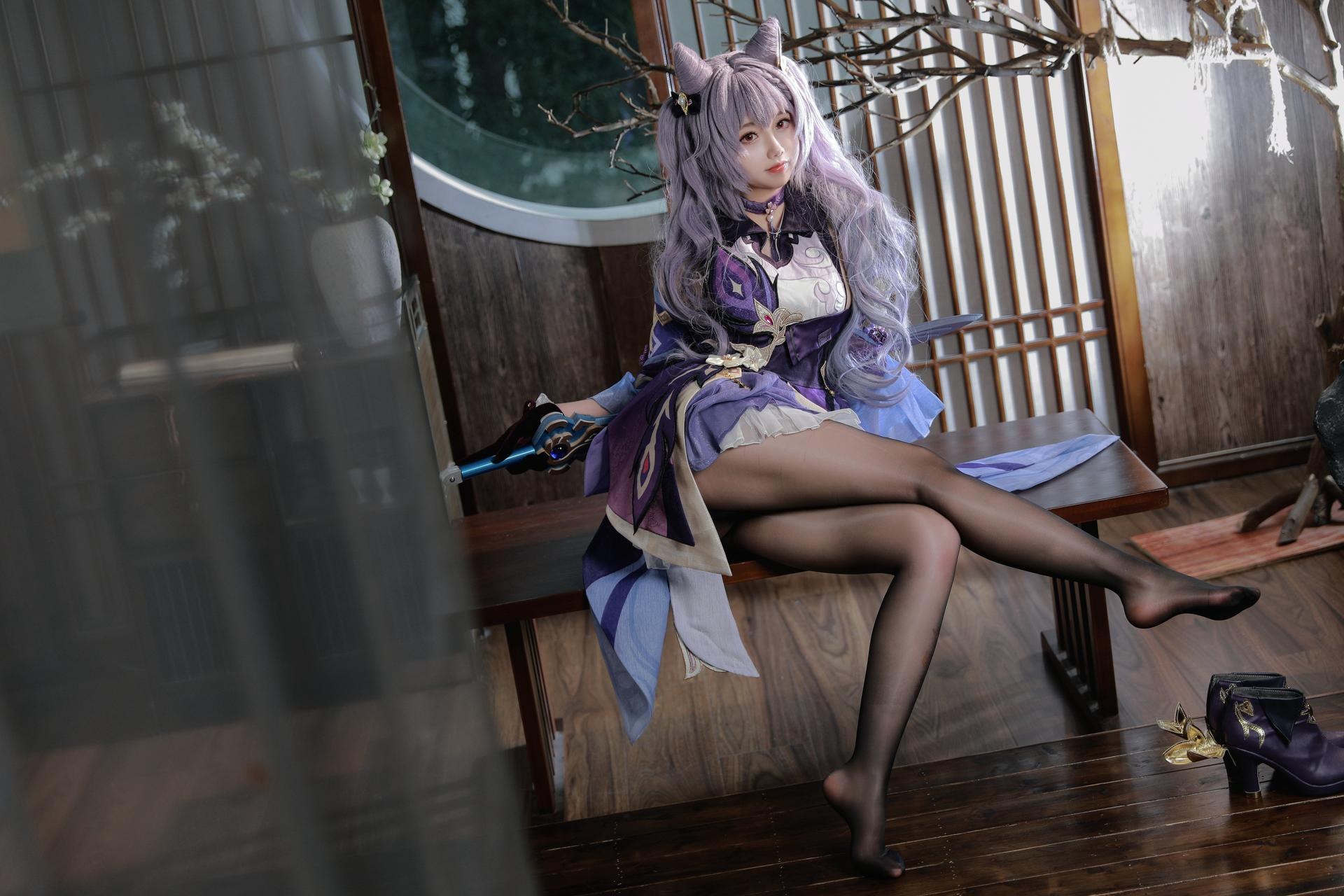 [cosplay] 雪琪SAMA - 原神 刻晴：ชุดเดรสผมสีม่วง ถุงน่องสีขาว ขาสวย 50P1V