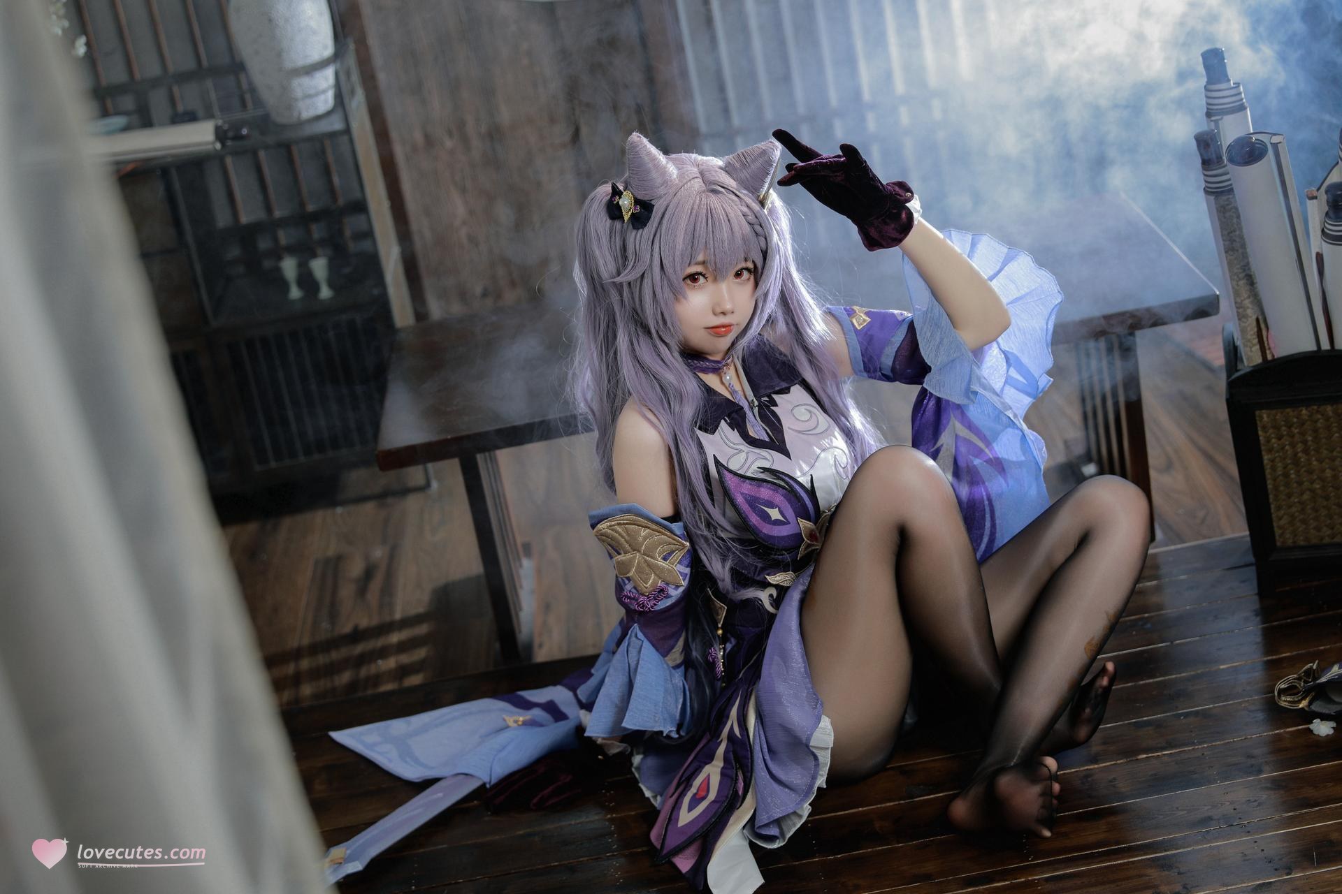 [cosplay] 雪琪SAMA - 原神 刻晴：ชุดเดรสผมสีม่วง ถุงน่องสีขาว ขาสวย 50P1V